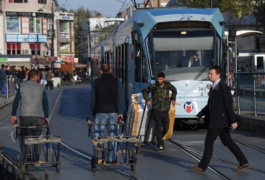 Oto, xe may di chung lan duong ray tau dien o Istanbul hinh anh