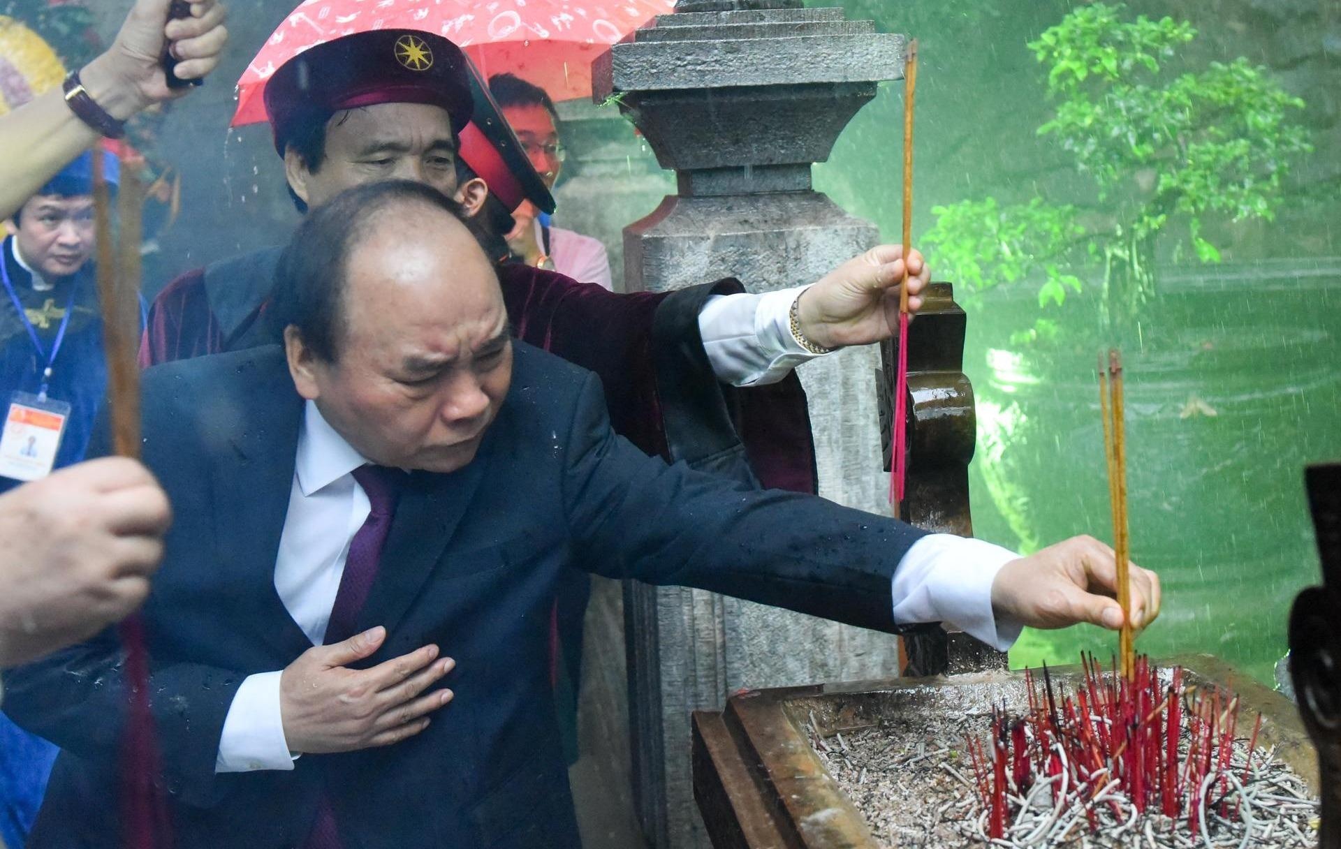 Thu tuong Nguyen Xuan Phuc dang huong tai Den Hung trong mua hinh anh