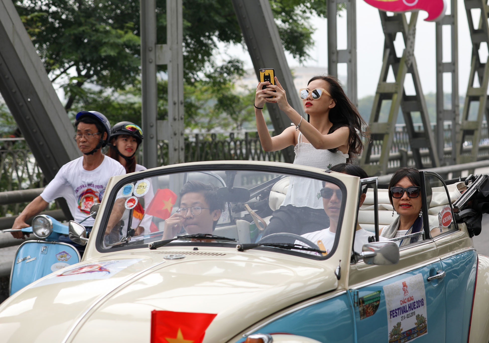 Xe co dieu hanh khap duong pho Hue hinh anh