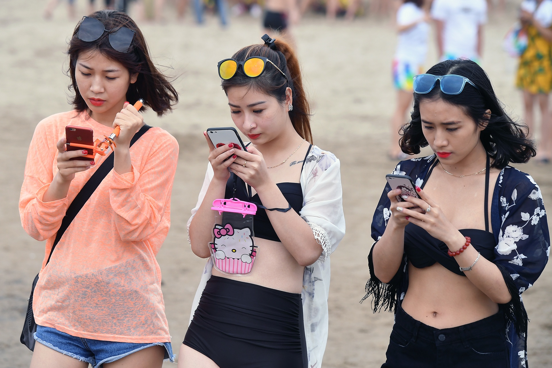 Du khach co ro tren bai bien dong nghet nguoi ngay nghi le hinh anh