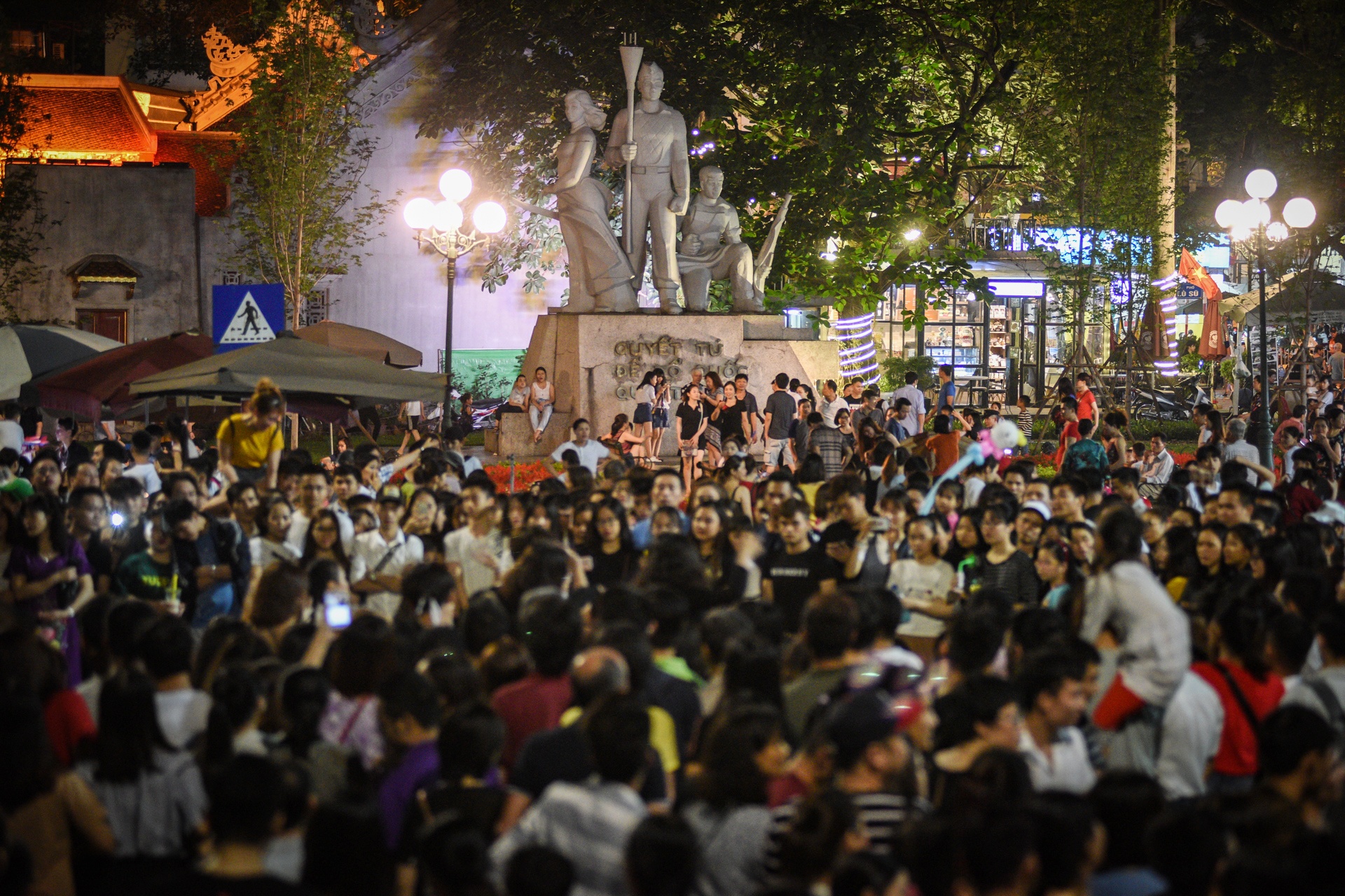 dong nghet nguoi di nghi le 30/4 anh 5