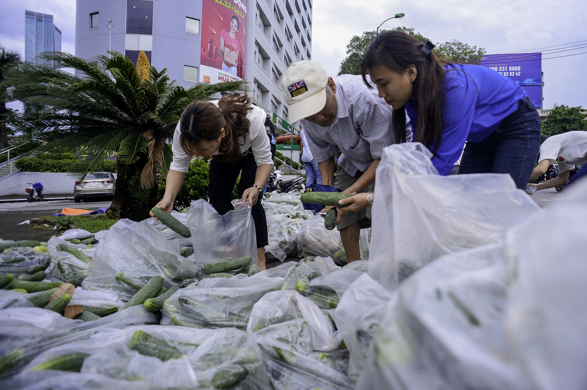 Sinh vien doi mua 'giai cuu' hang tan dua chuot cho nong dan xu Nghe hinh anh