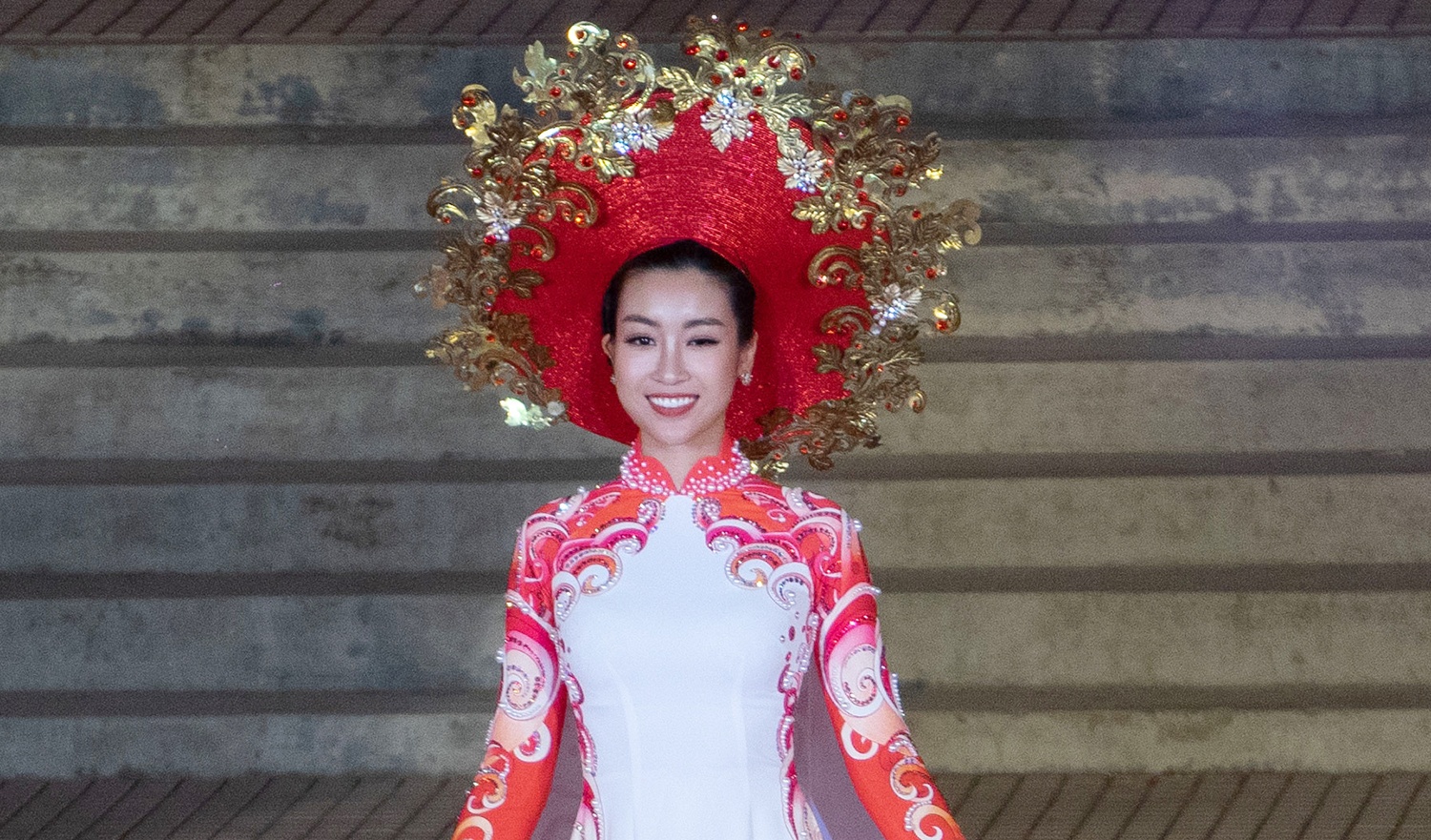 Hoa hau My Linh noi bat dem trinh dien ao dai tai Festival Hue hinh anh