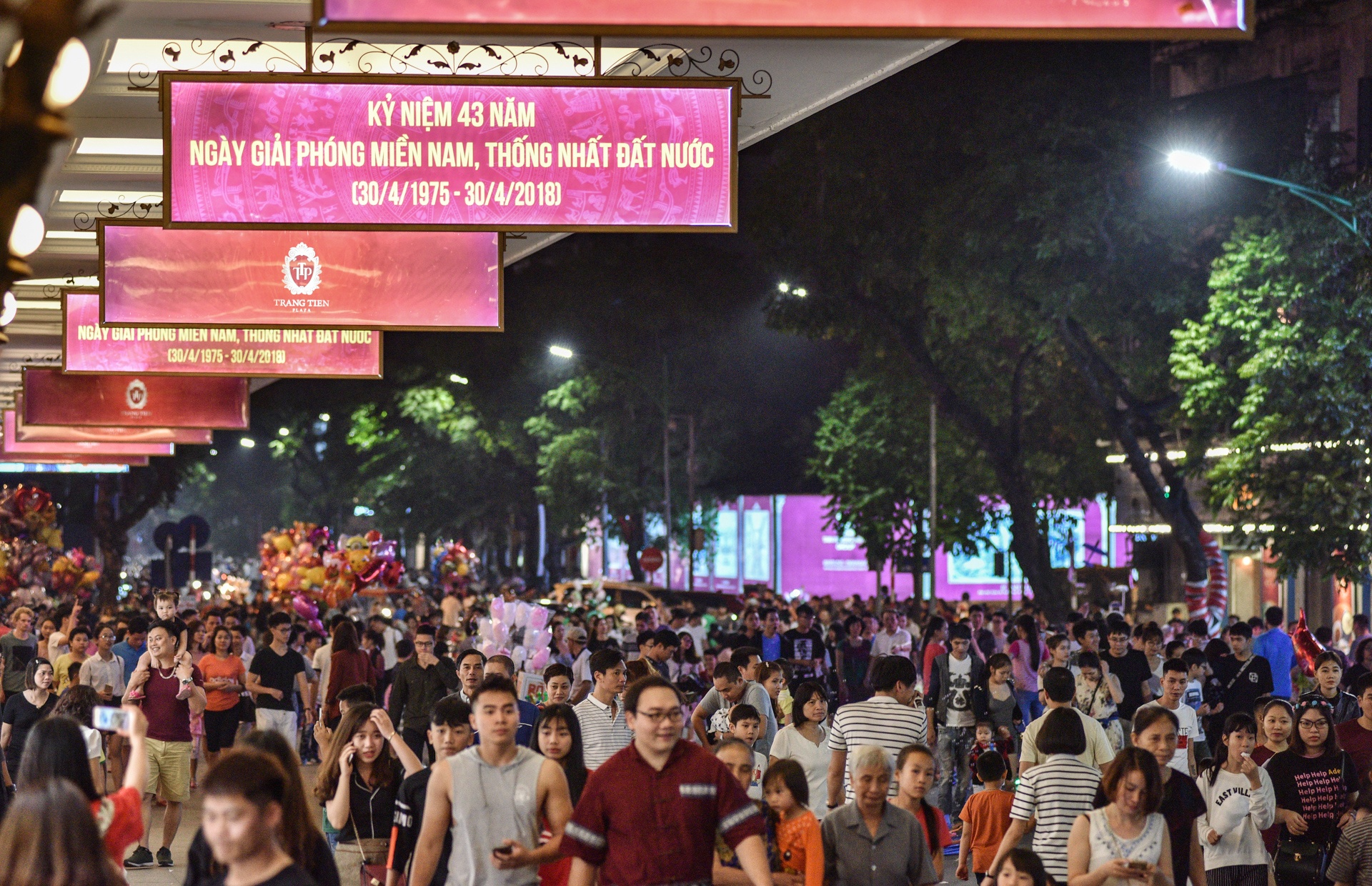 dong nghet nguoi di nghi le 30/4 anh 4