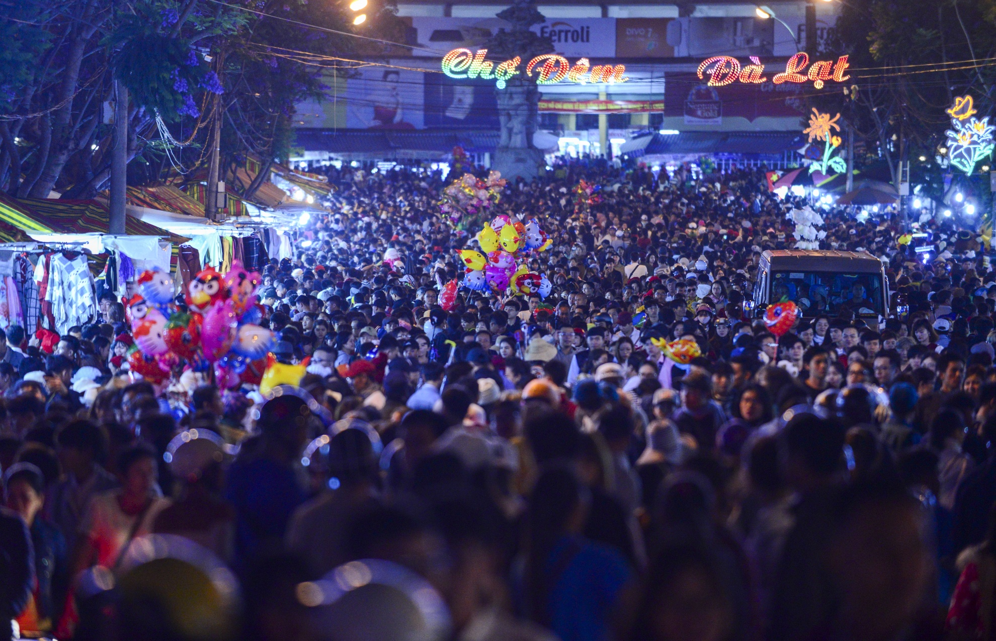 dong nghet nguoi di nghi le 30/4 anh 17