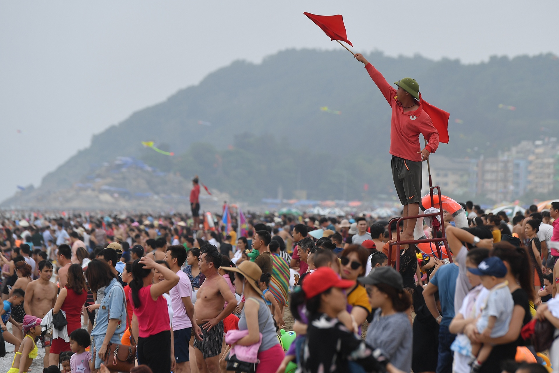 dong nghet nguoi di nghi le 30/4 anh 9