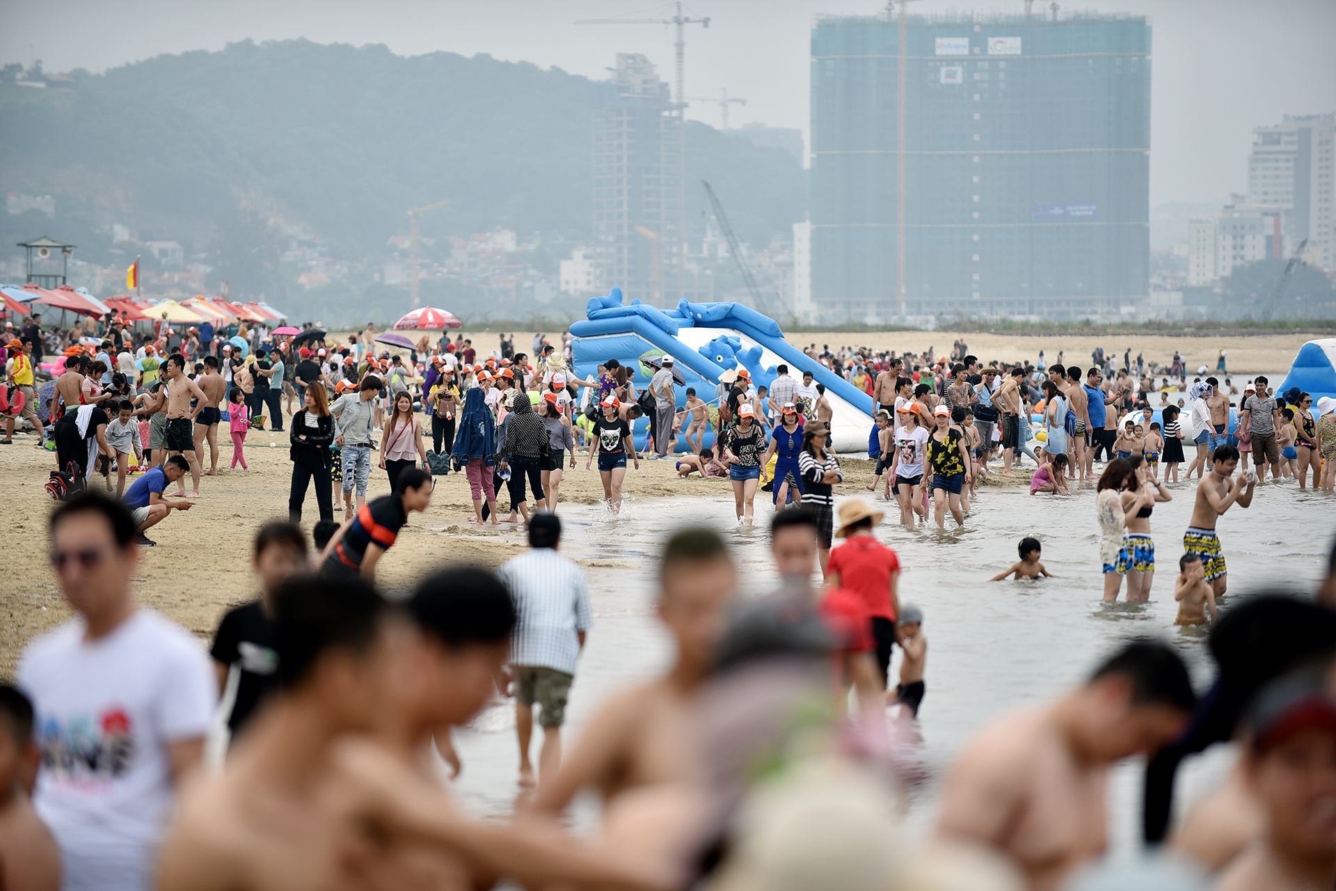 dong nghet nguoi di nghi le 30/4 anh 7