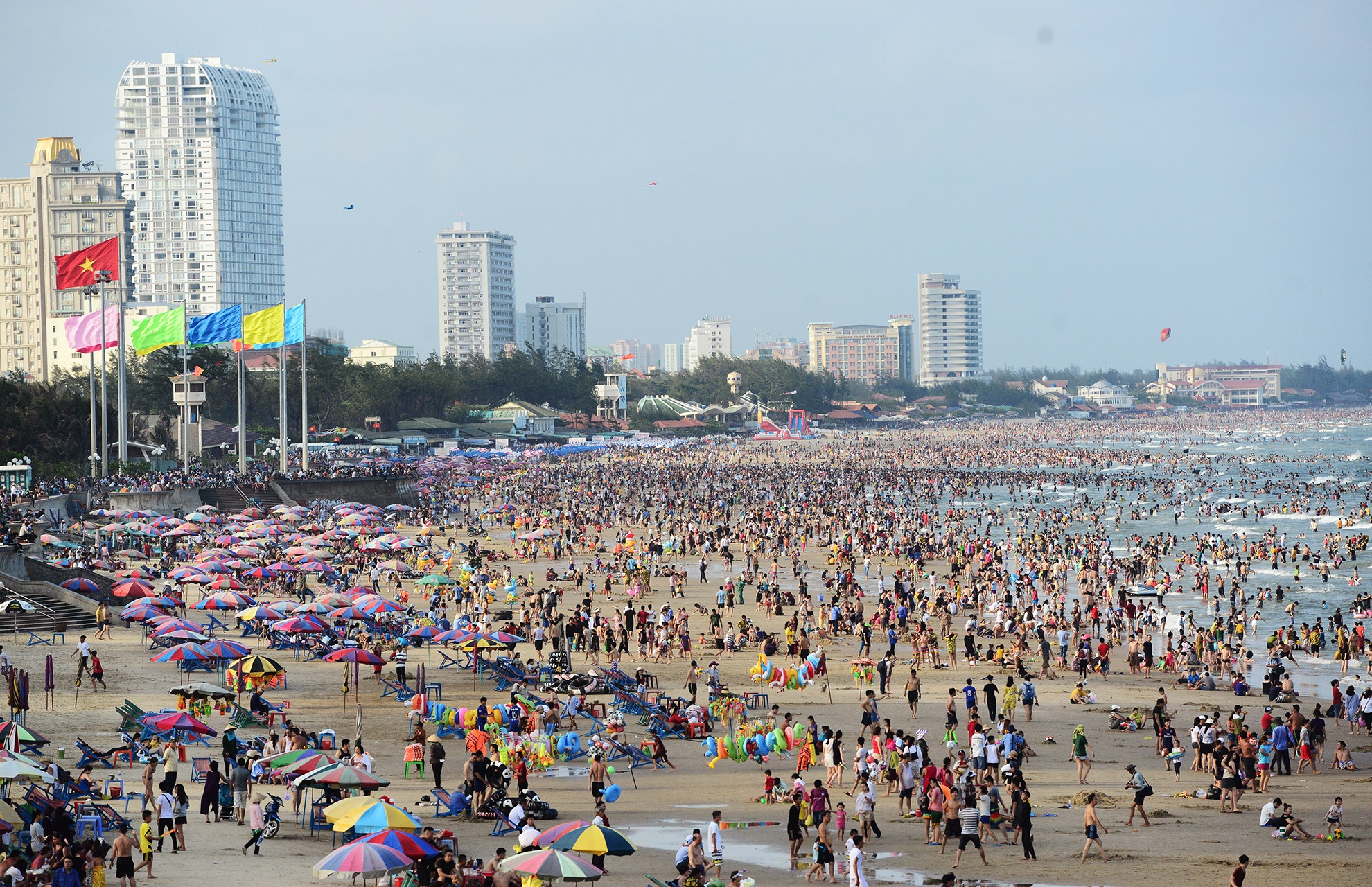 dong nghet nguoi di nghi le 30/4 anh 15