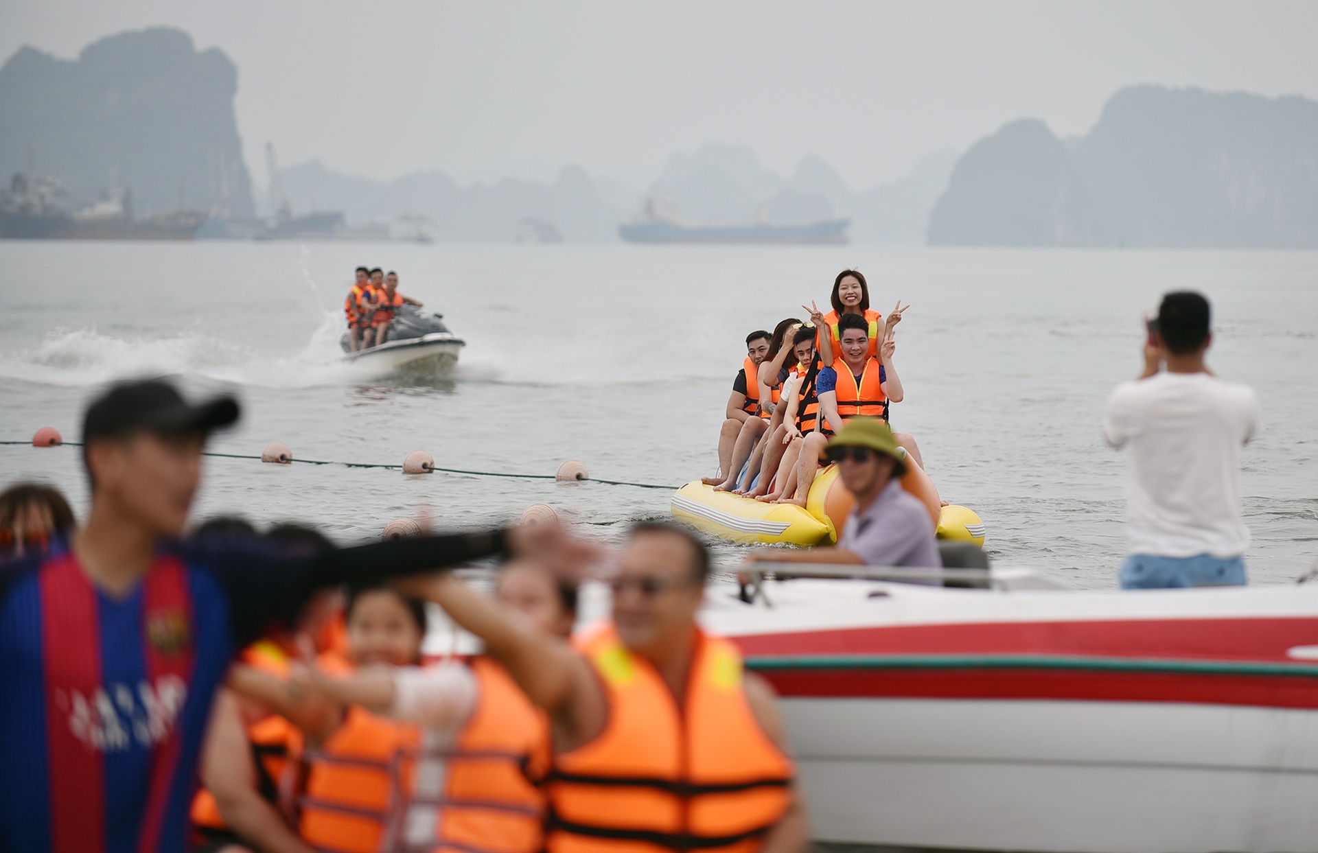 dong nghet nguoi di nghi le 30/4 anh 8