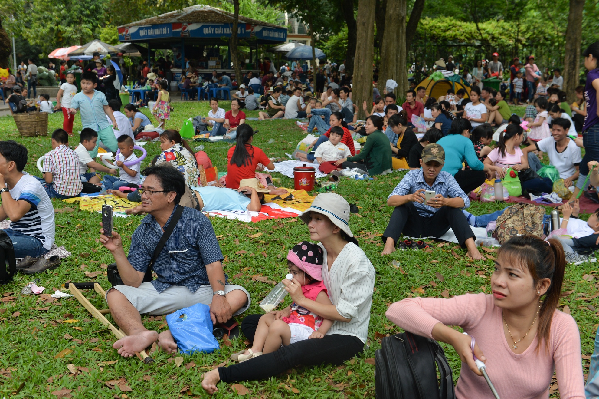 dong nghet nguoi di nghi le 30/4 anh 6