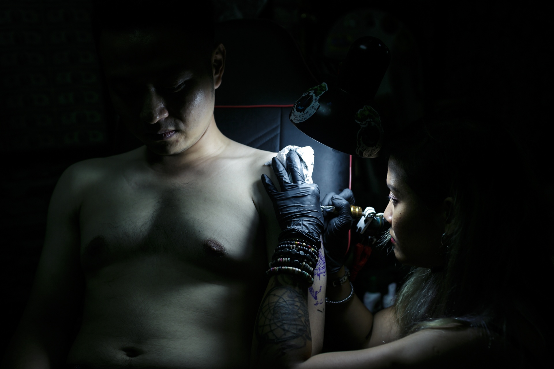 Nu tho xam lam viec trong dem o Sai Gon hinh anh