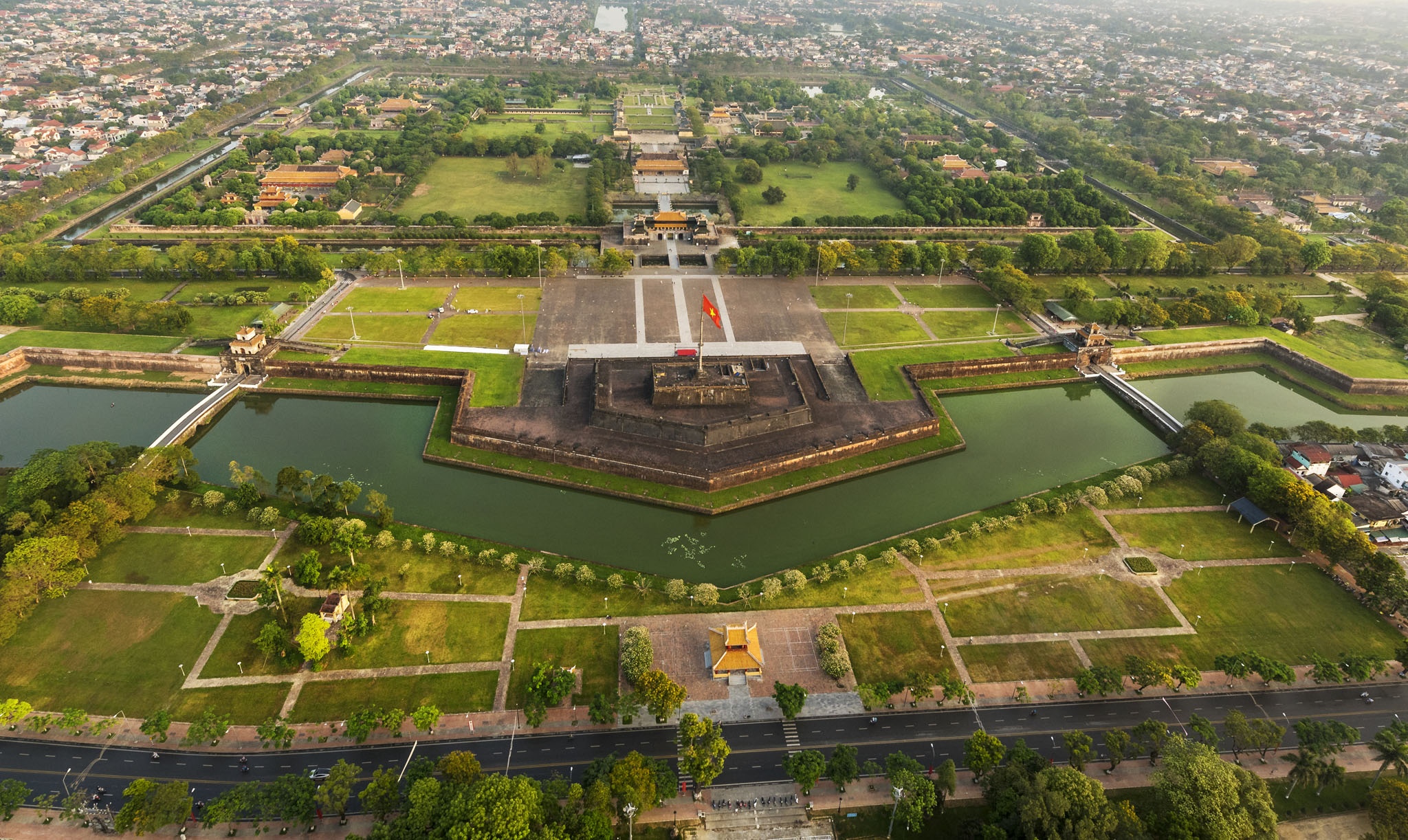 Nhung khoanh khac dep la ve Hue tu tren cao hinh anh