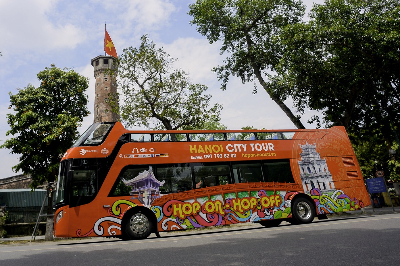 9 danh thang Ha Noi tren chang duong cua xe buyt hai tang hinh anh