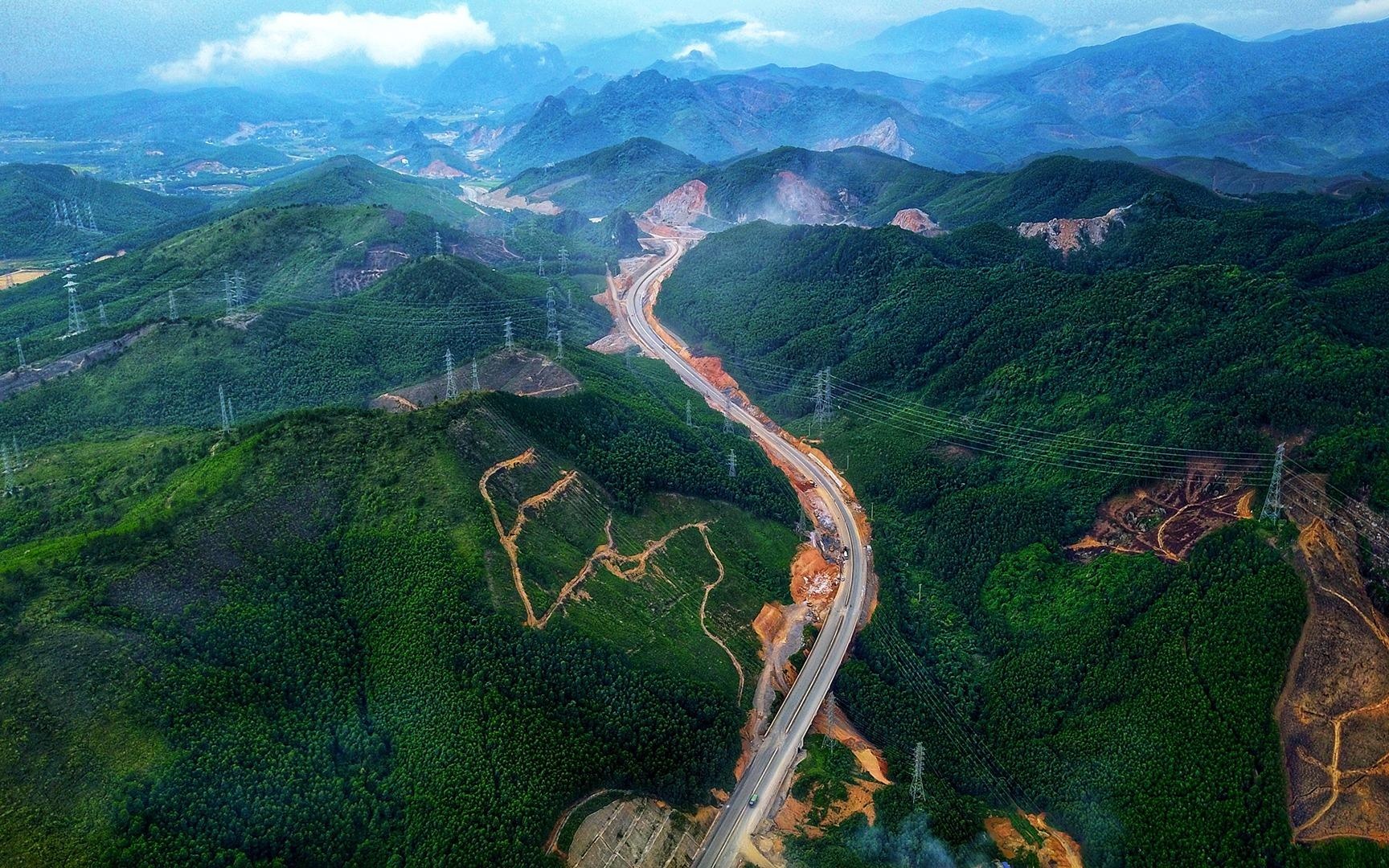 Cao toc 12.000 ty danh thuc thuong cang Van Don hinh anh