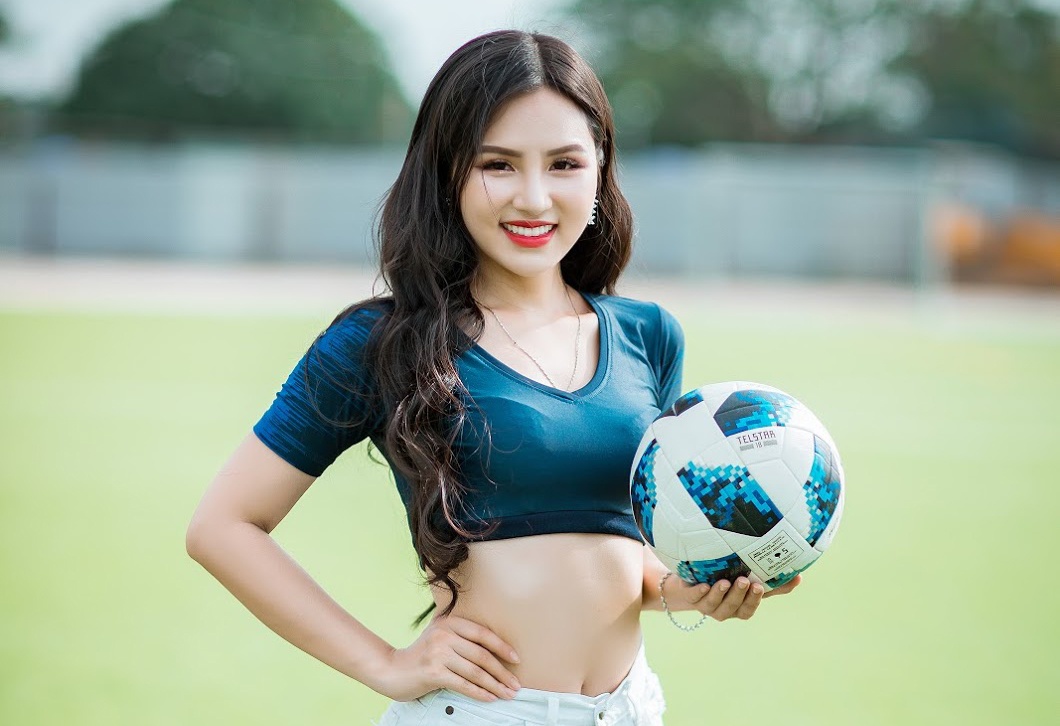 Hot girl xinh dep tren VTV co vu tuyen Phap, mo uoc lam phong vien anh hinh anh