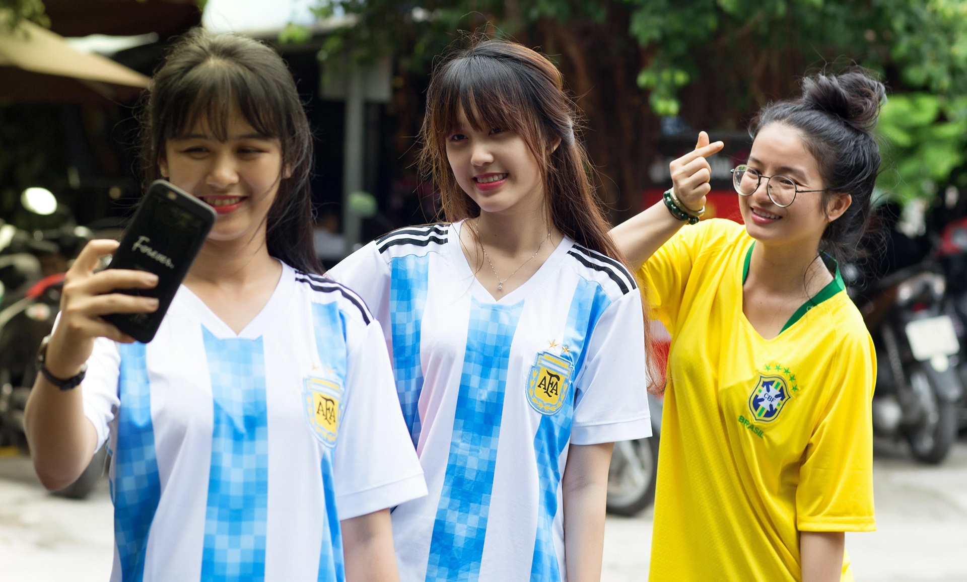 Nhieu thieu nu xinh dep tai cuoc thi anh 'Song cung World Cup' hinh anh