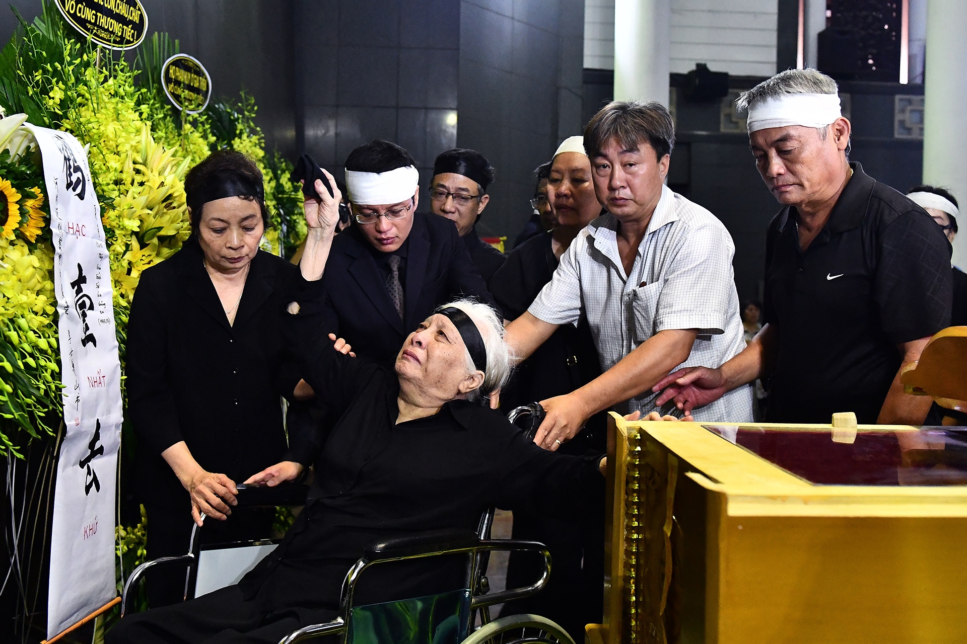 Le tien biet giao su Phan Huy Le hinh anh