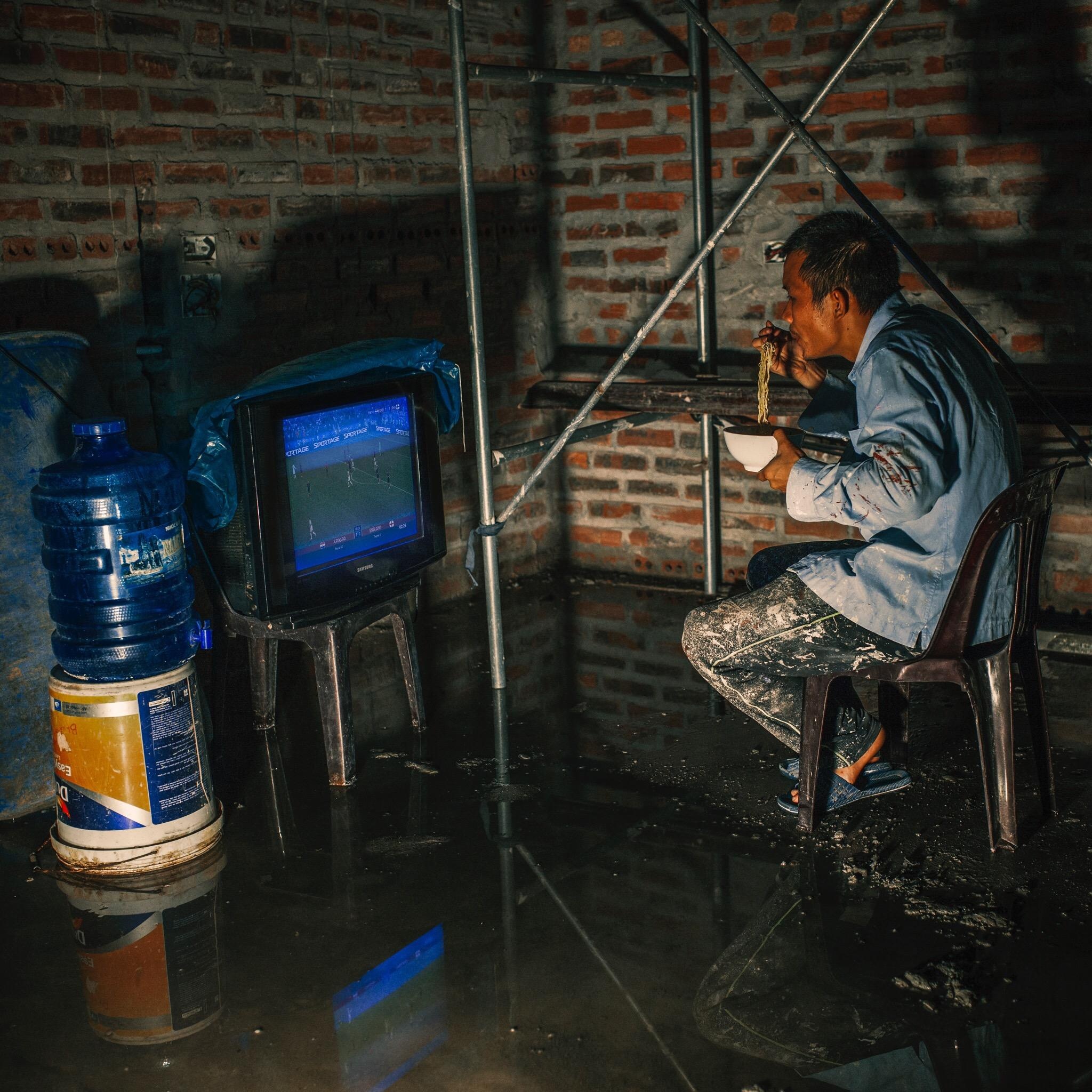 Anh cong nhan an mi xem bong da doat giai nhat 'Song cung World Cup' hinh anh