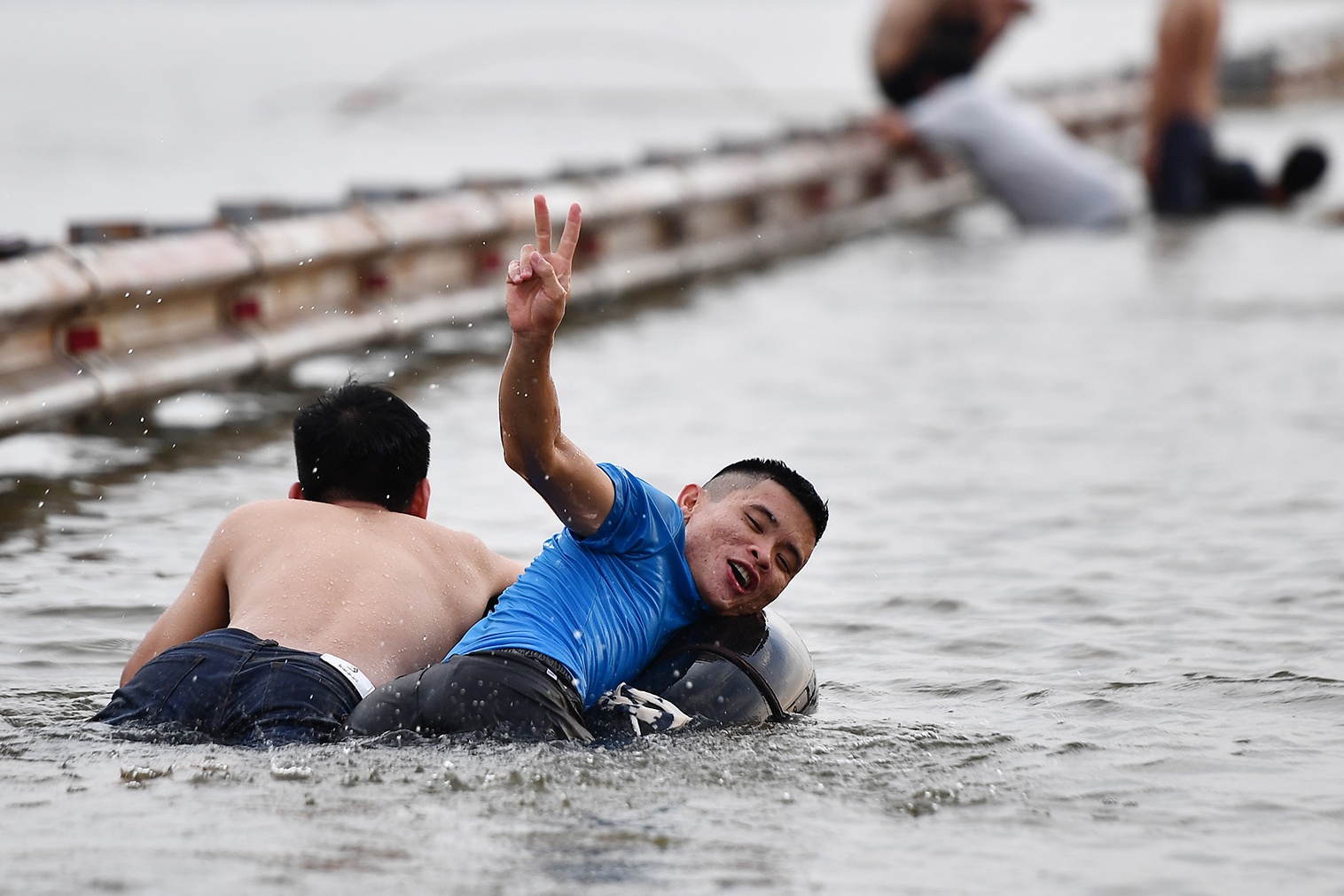 Duong giao thong thanh bai tam sau hai ngay mua lon hinh anh