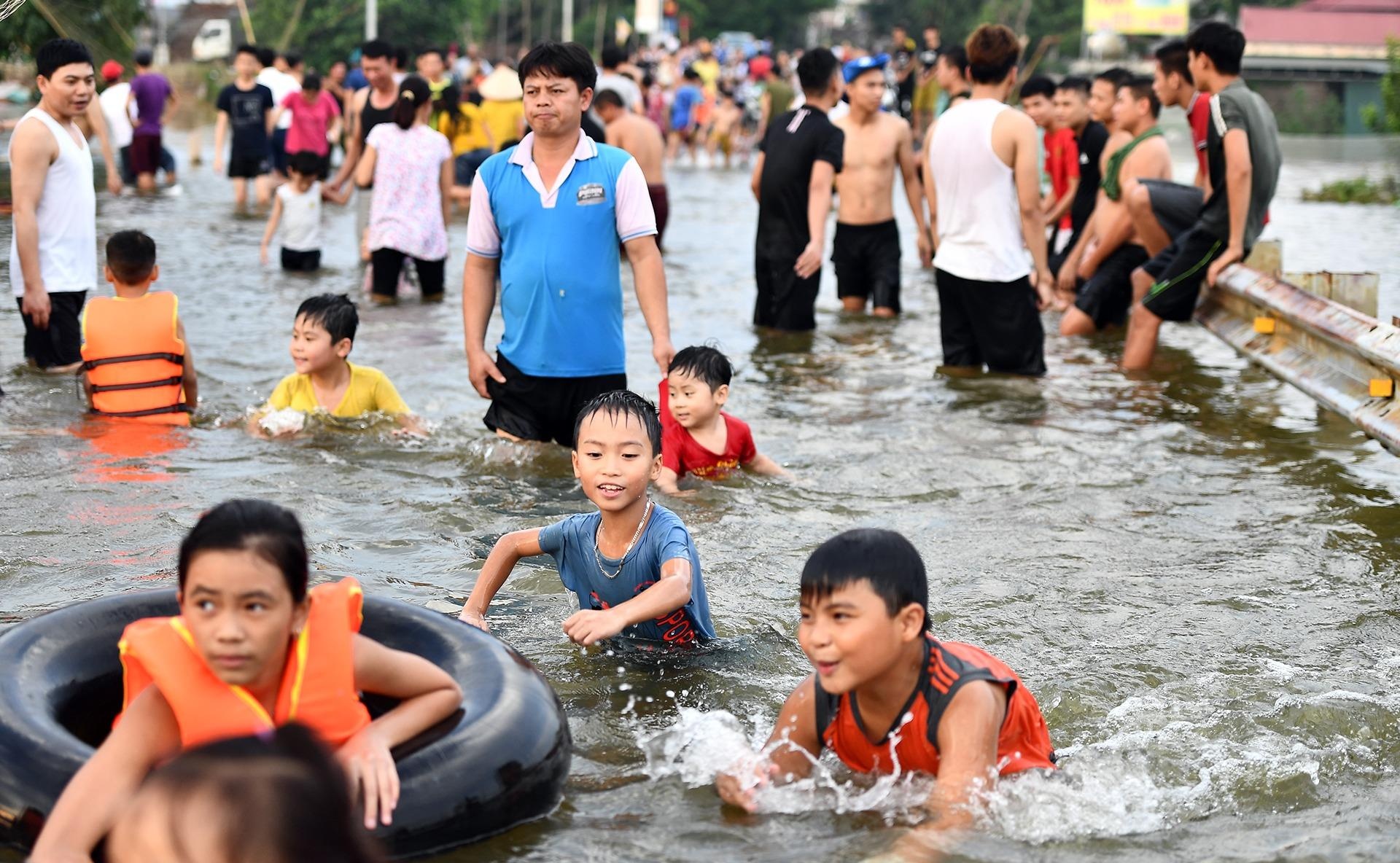 Do xo ra duong boi loi, danh ca sau hai ngay mua ngap hinh anh