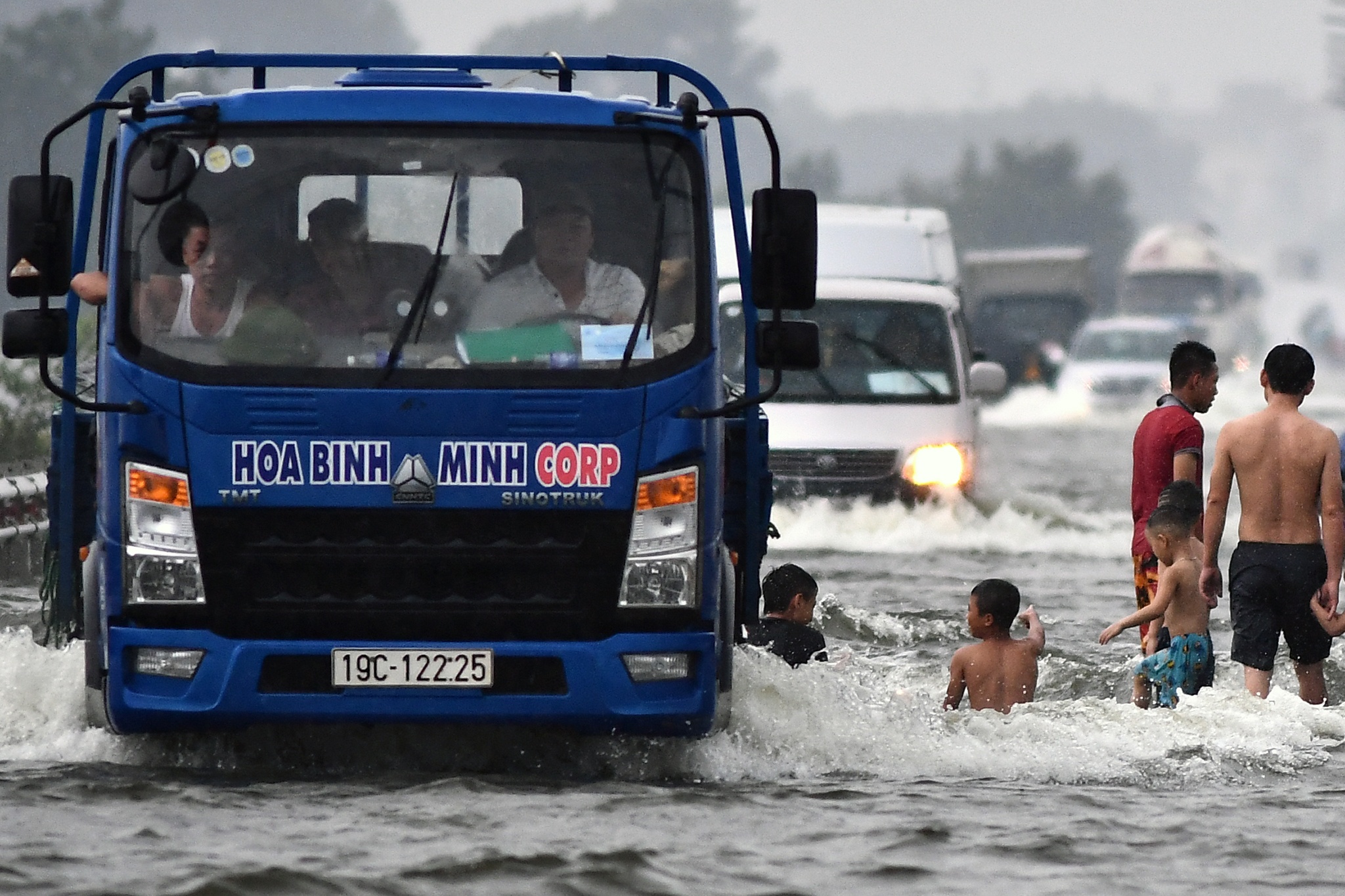 ngập tỉnh lộ 421B ở Cấn Hữu ảnh 7 ngap tinh lo 421B o Can Huu anh 7