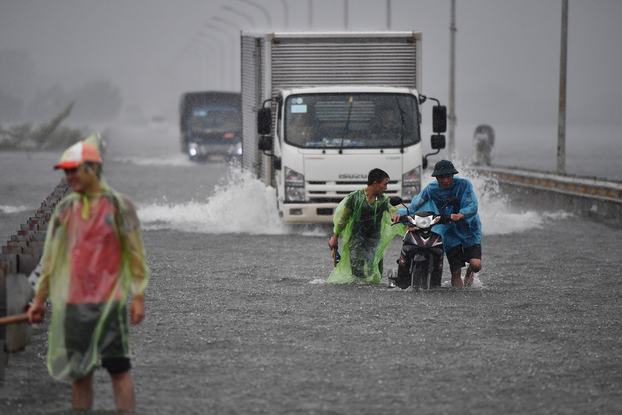 ngập tỉnh lộ 421B ở Cấn Hữu ảnh 11 ngap tinh lo 421B o Can Huu anh 11