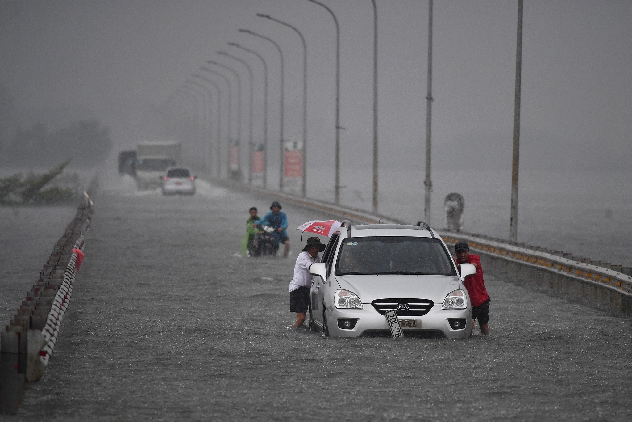 ngập tỉnh lộ 421B ở Cấn Hữu ảnh 12 ngap tinh lo 421B o Can Huu anh 12