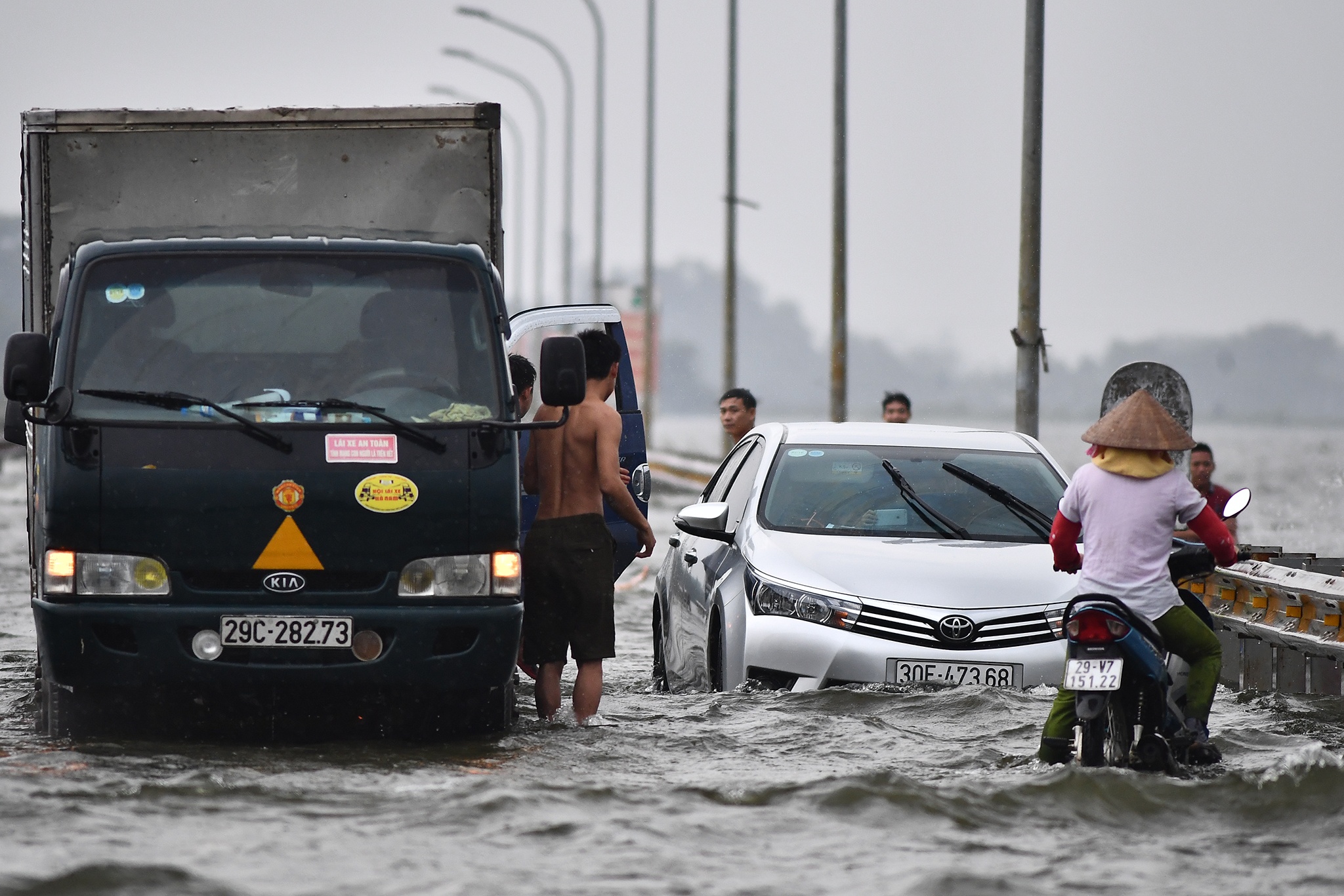 ngập tỉnh lộ 421B ở Cấn Hữu ảnh 14 ngap tinh lo 421B o Can Huu anh 14