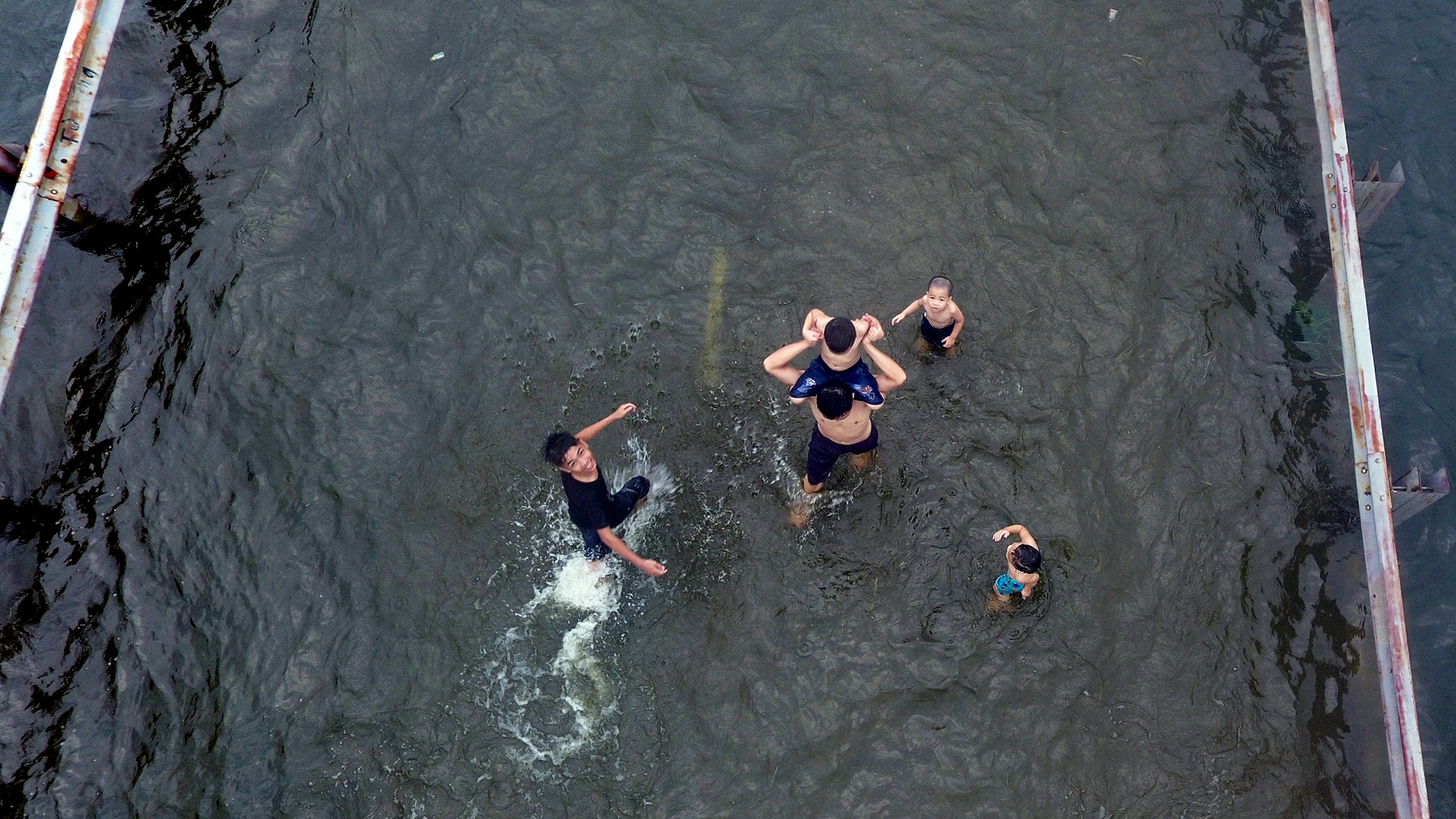 ngập tỉnh lộ 421B ở Cấn Hữu ảnh 2 ngap tinh lo 421B o Can Huu anh 2