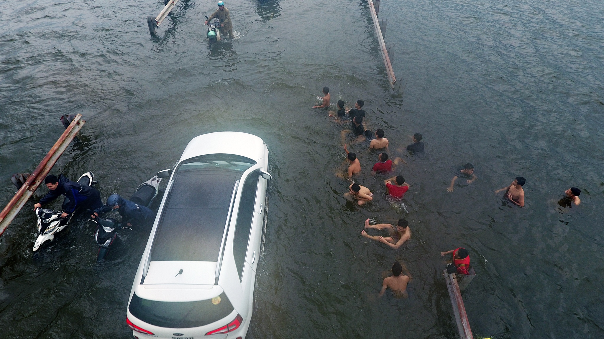 ngập tỉnh lộ 421B ở Cấn Hữu ảnh 3 ngap tinh lo 421B o Can Huu anh 3