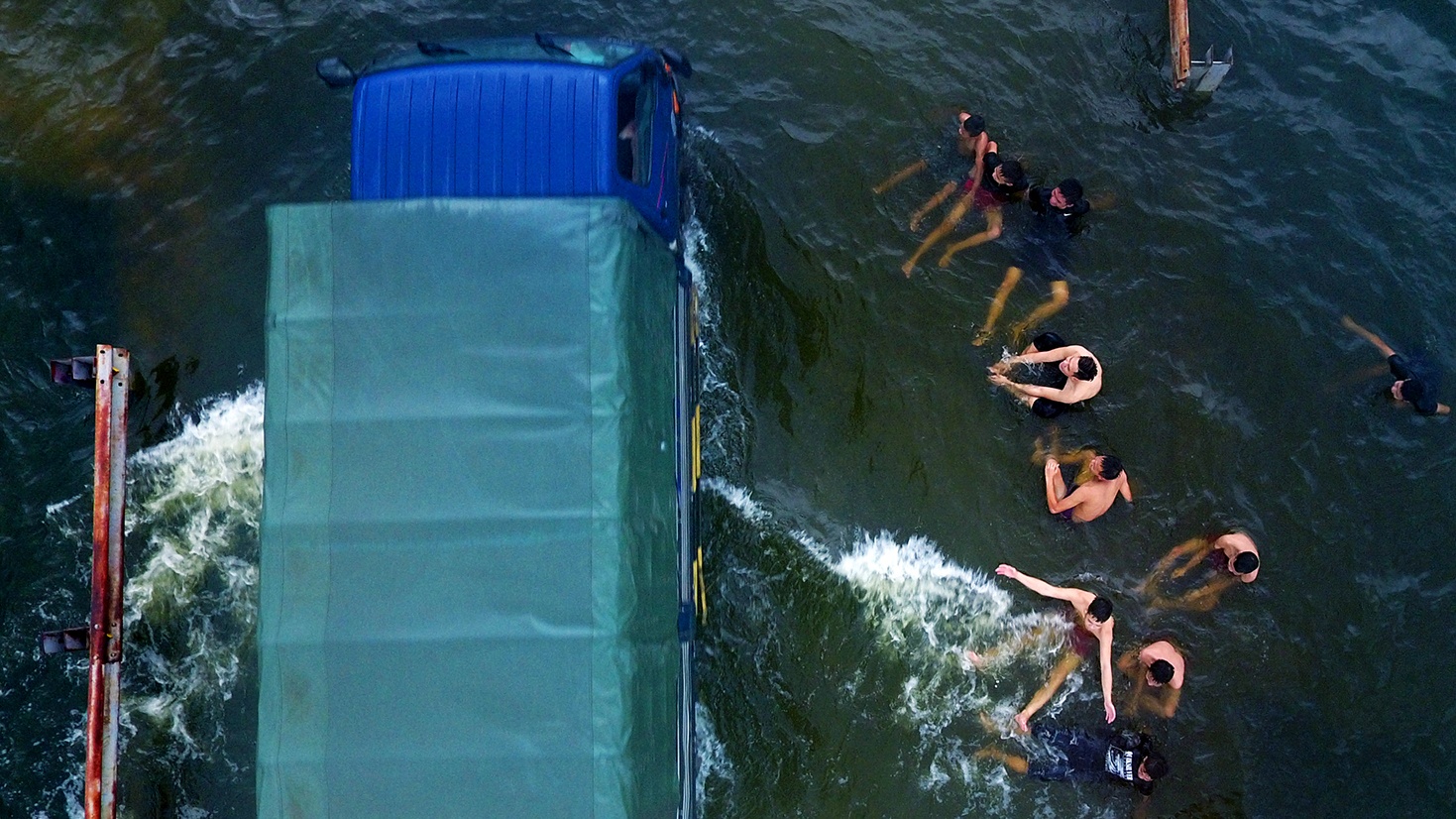 Dua gion truoc dau oto tren con duong ngap nuoc o Ha Noi hinh anh