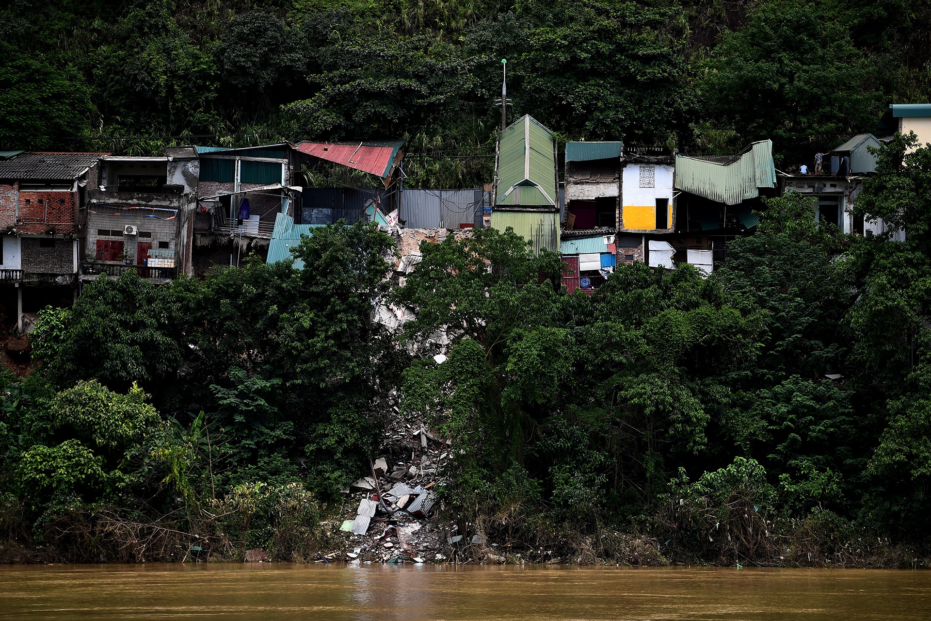 sap nha vi sat lo o Hoa Binh anh 1