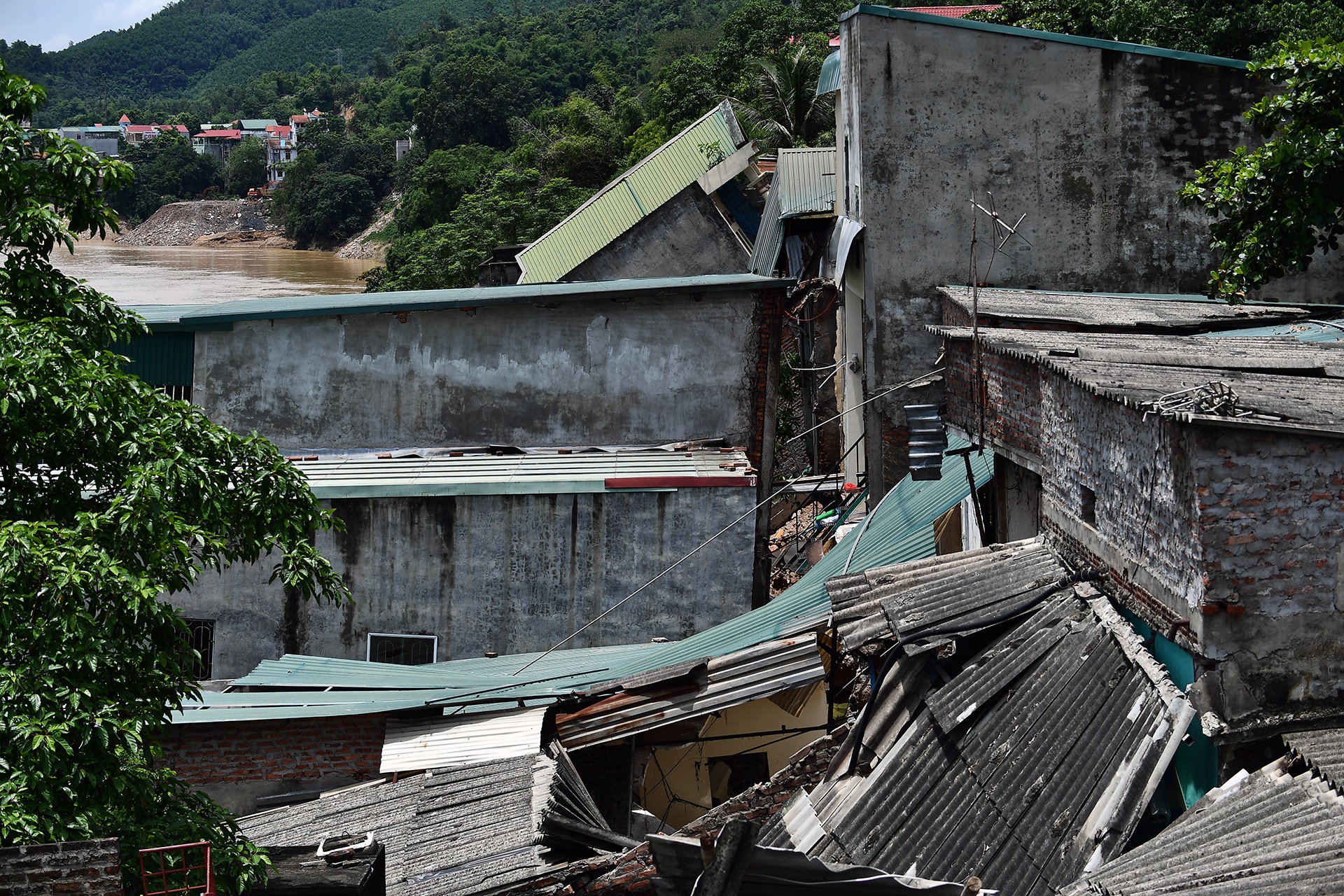 sap nha vi sat lo o Hoa Binh anh 2