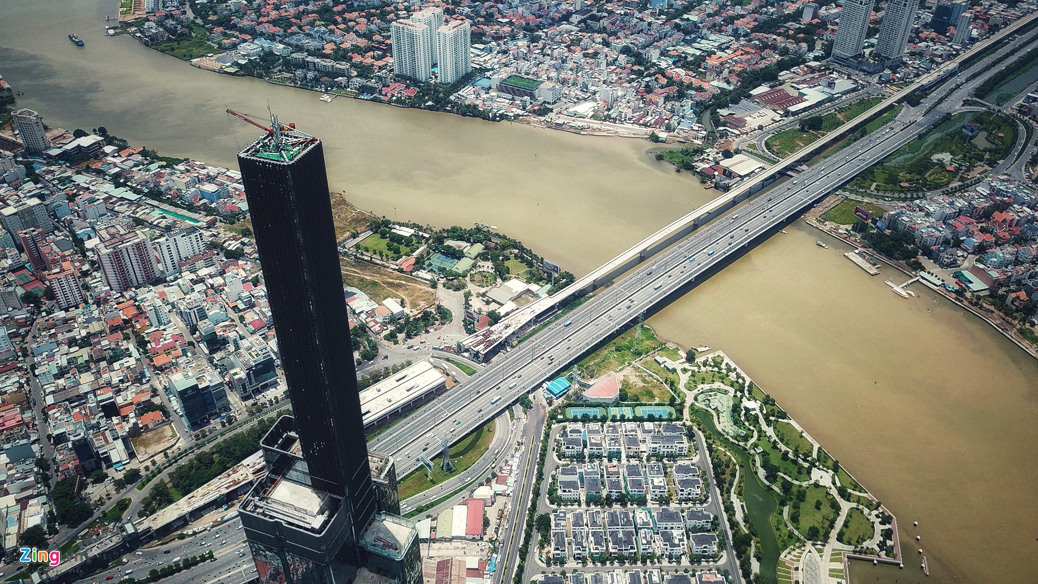 Vuot qua toa thap choc troi o Sai Gon hinh anh