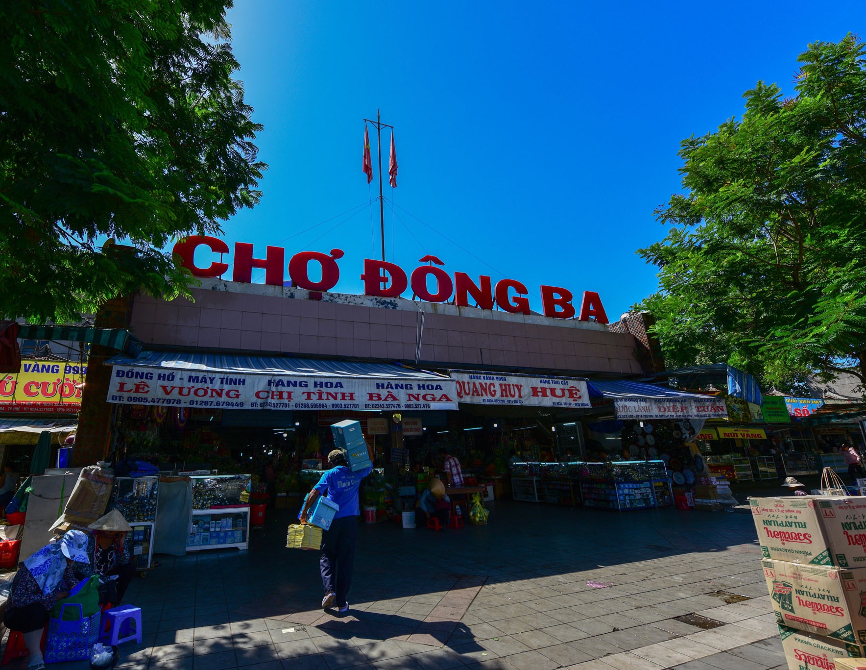 cho Dong Ba o Hue anh 1