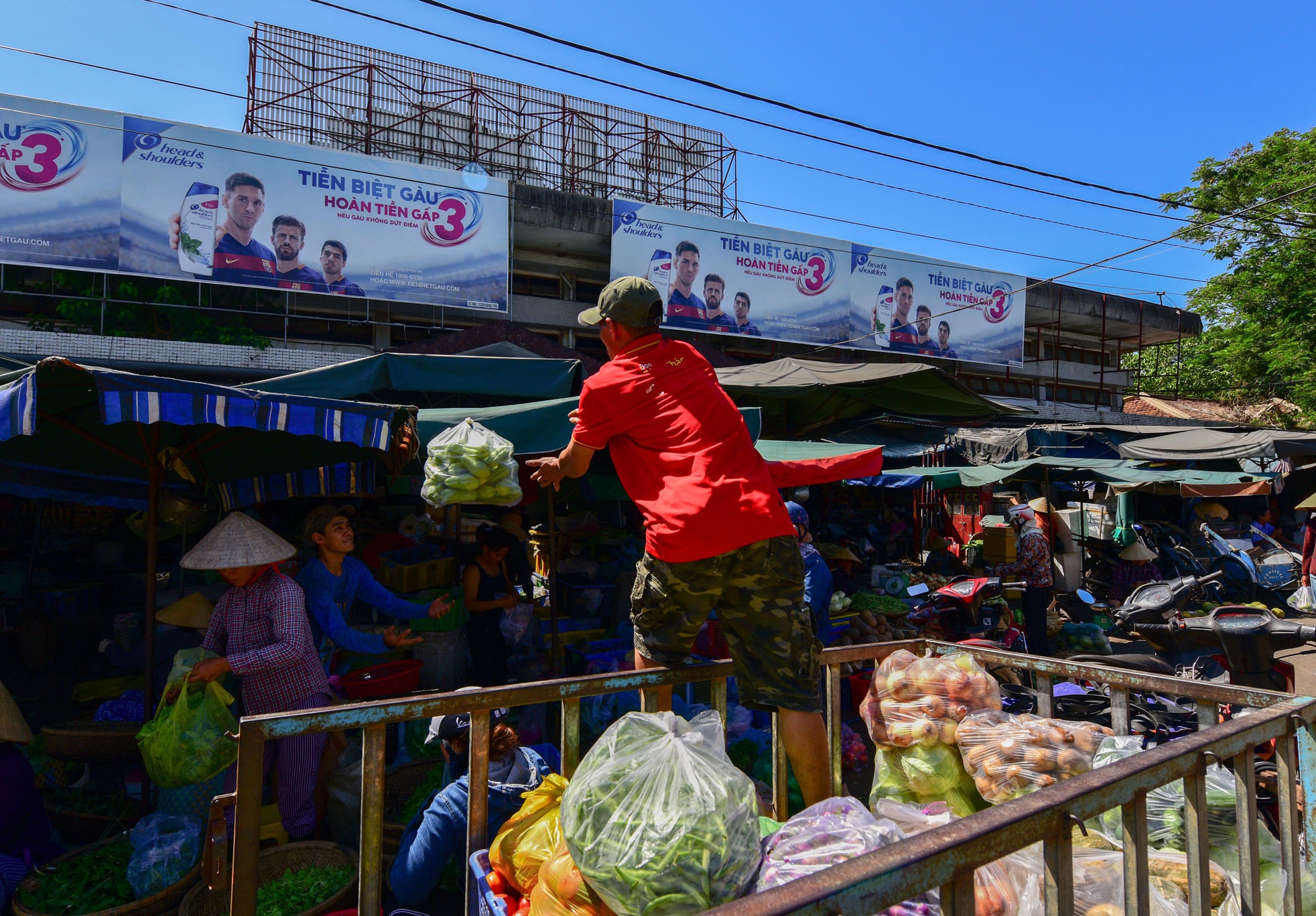 cho Dong Ba o Hue anh 5