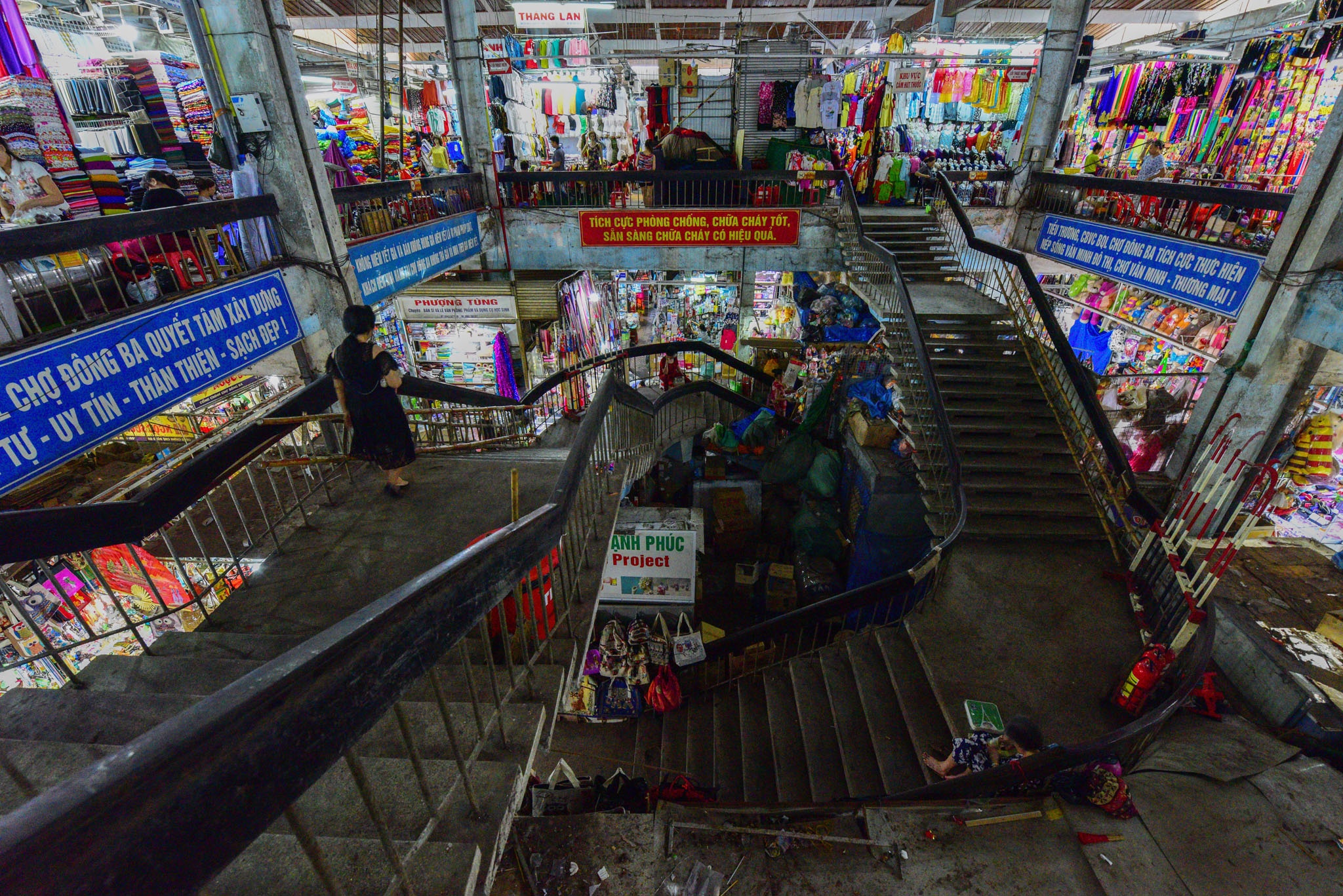 cho Dong Ba o Hue anh 16