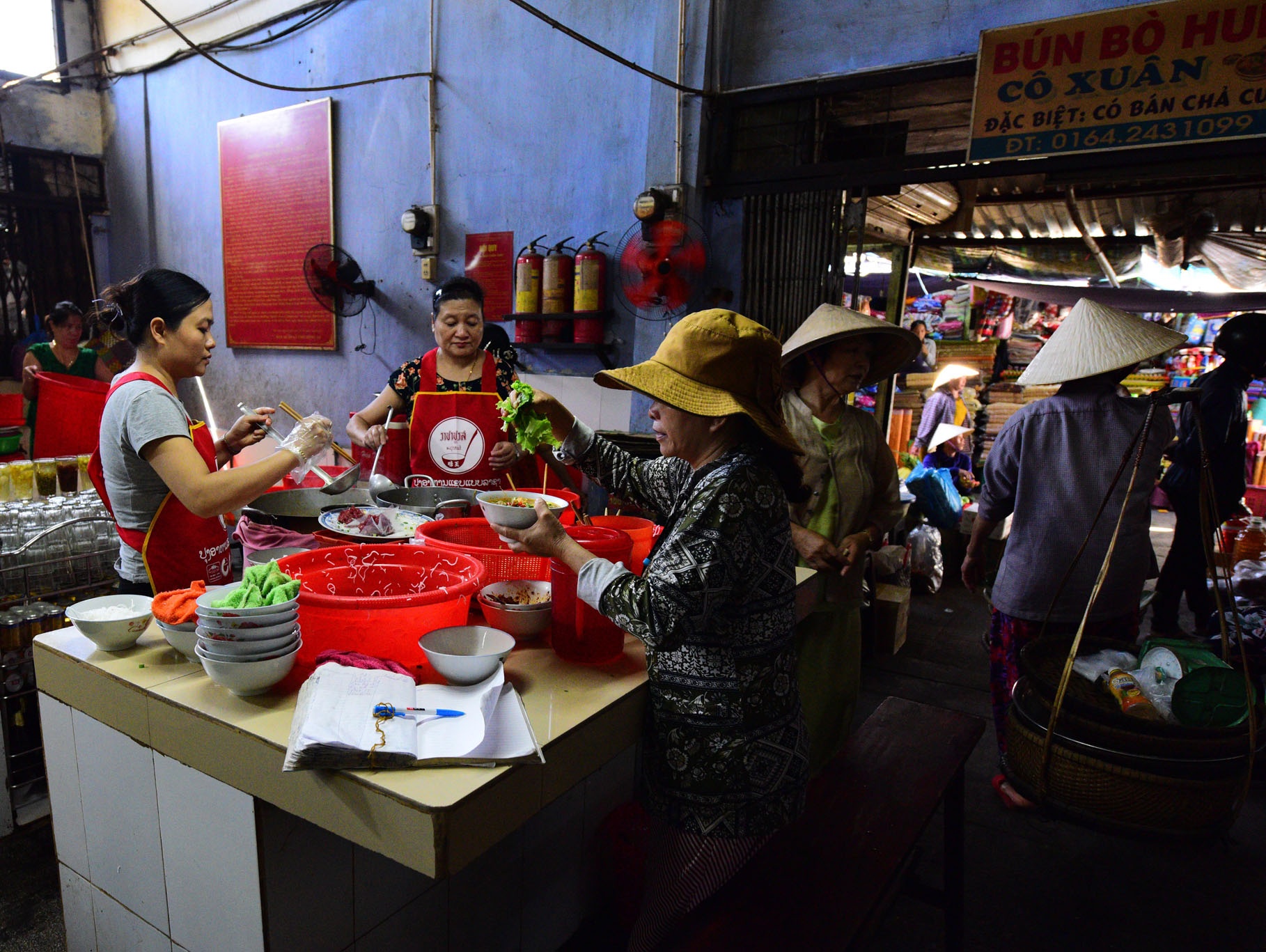 cho Dong Ba o Hue anh 3