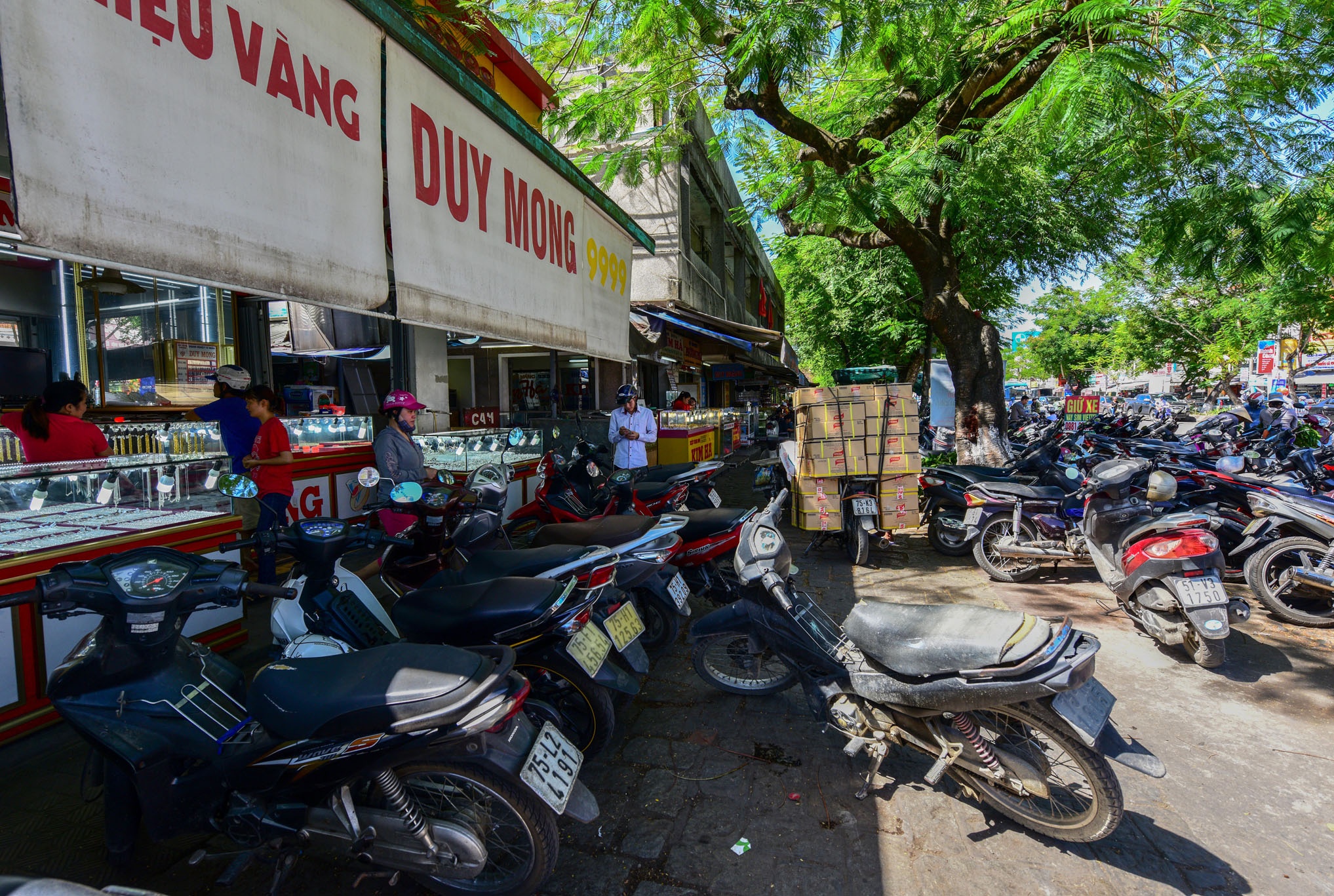 cho Dong Ba o Hue anh 6