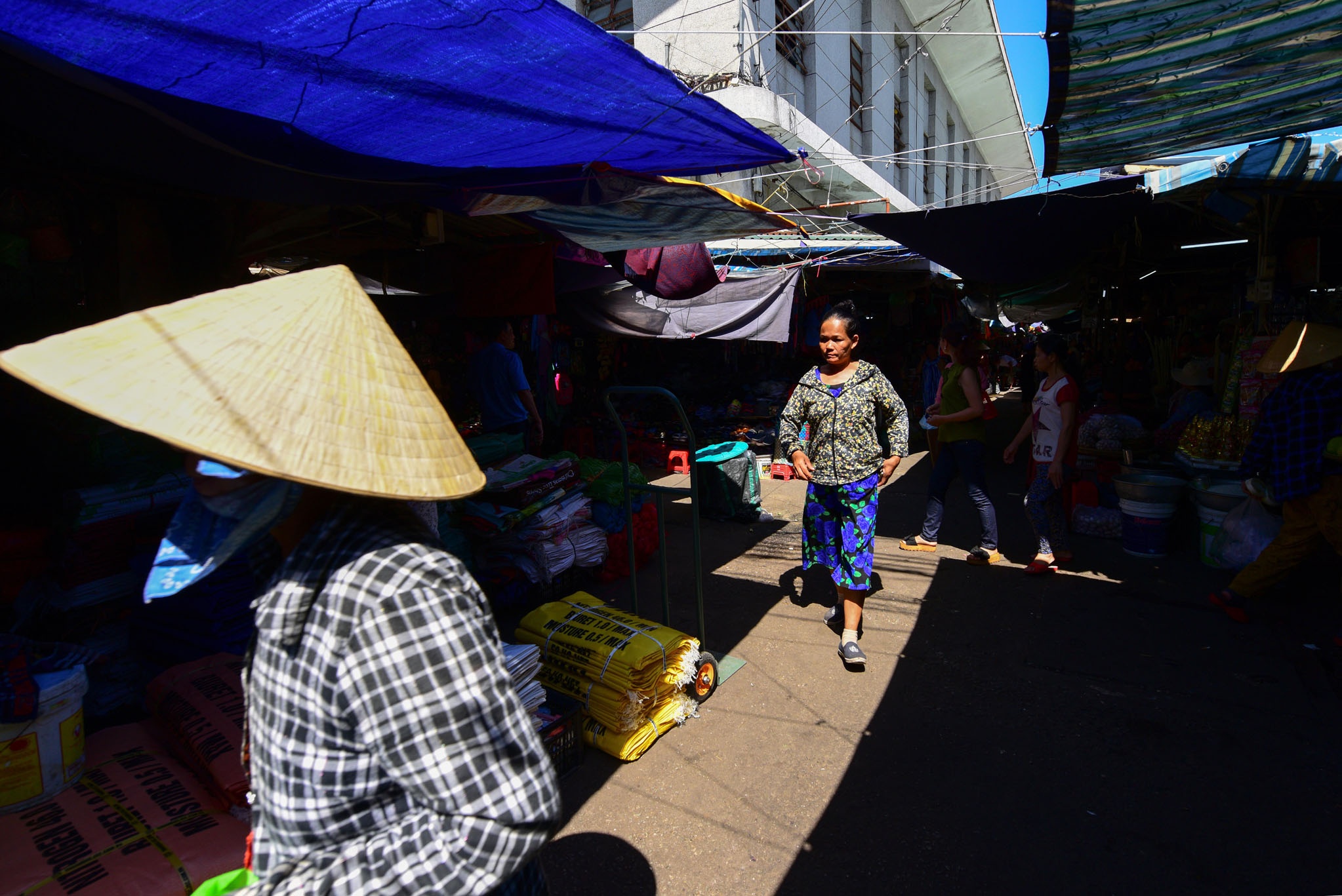 cho Dong Ba o Hue anh 8