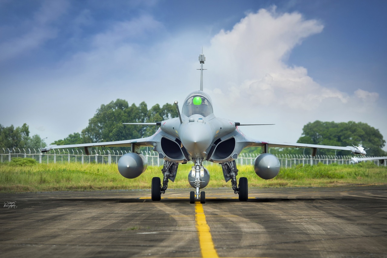 Can canh tiem kich da nang Rafale cua Phap tai Ha Noi hinh anh