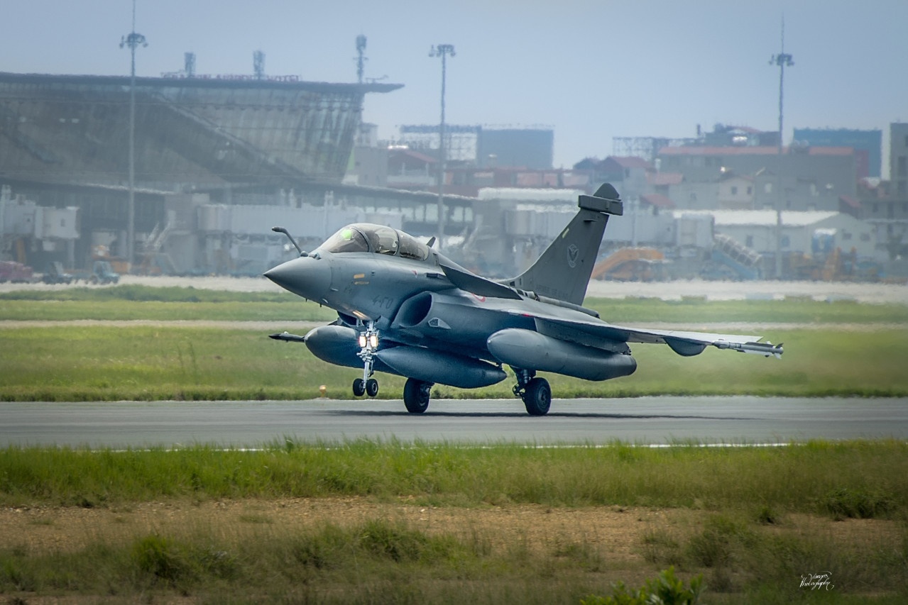 may bay quan su Phap den Ha Noi anh 1