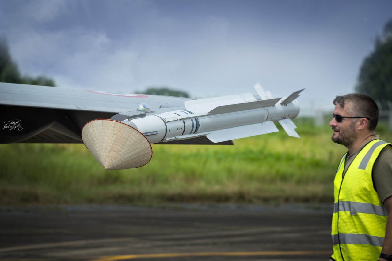 may bay quan su Phap den Ha Noi anh 7