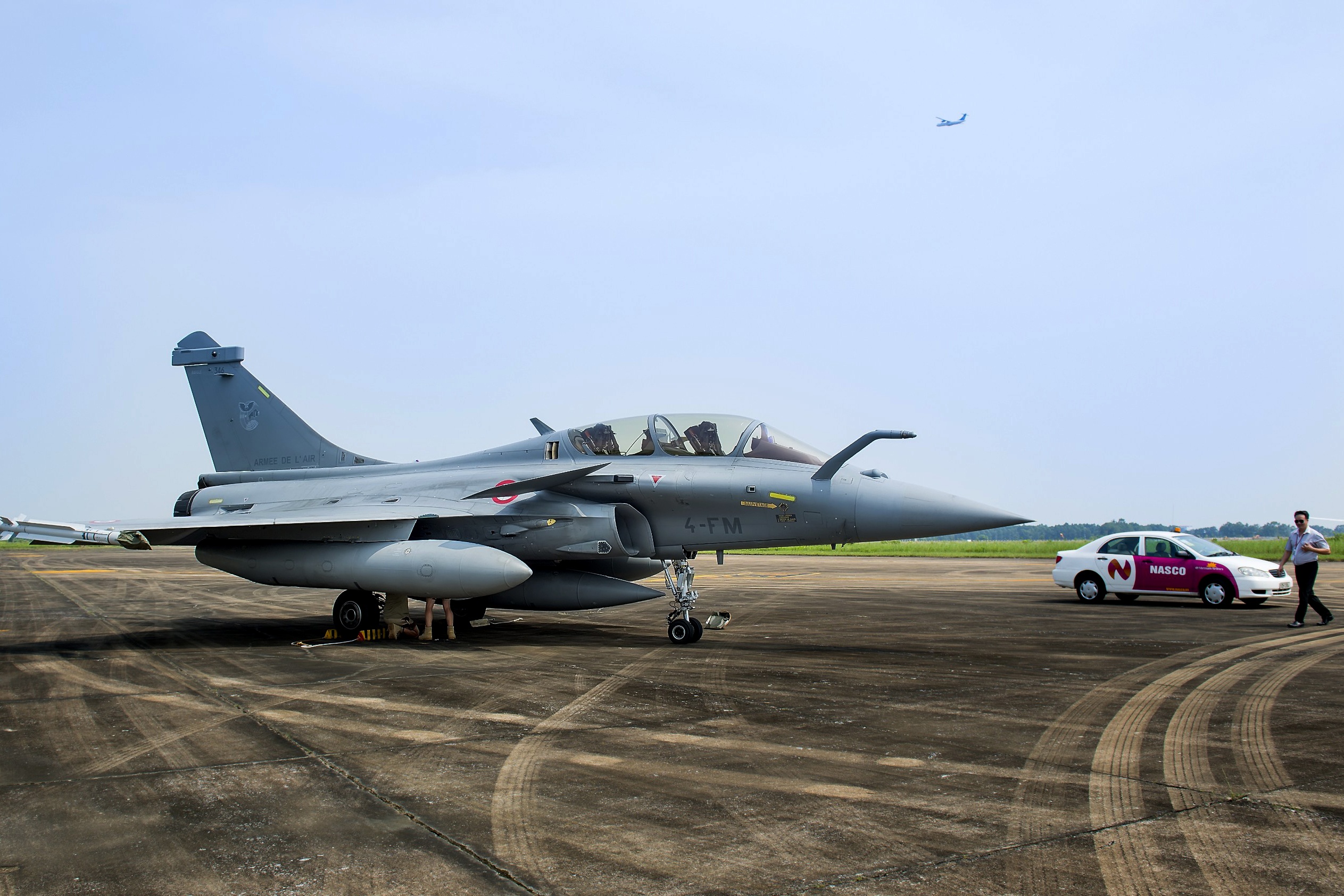 may bay quan su Phap den Ha Noi anh 6