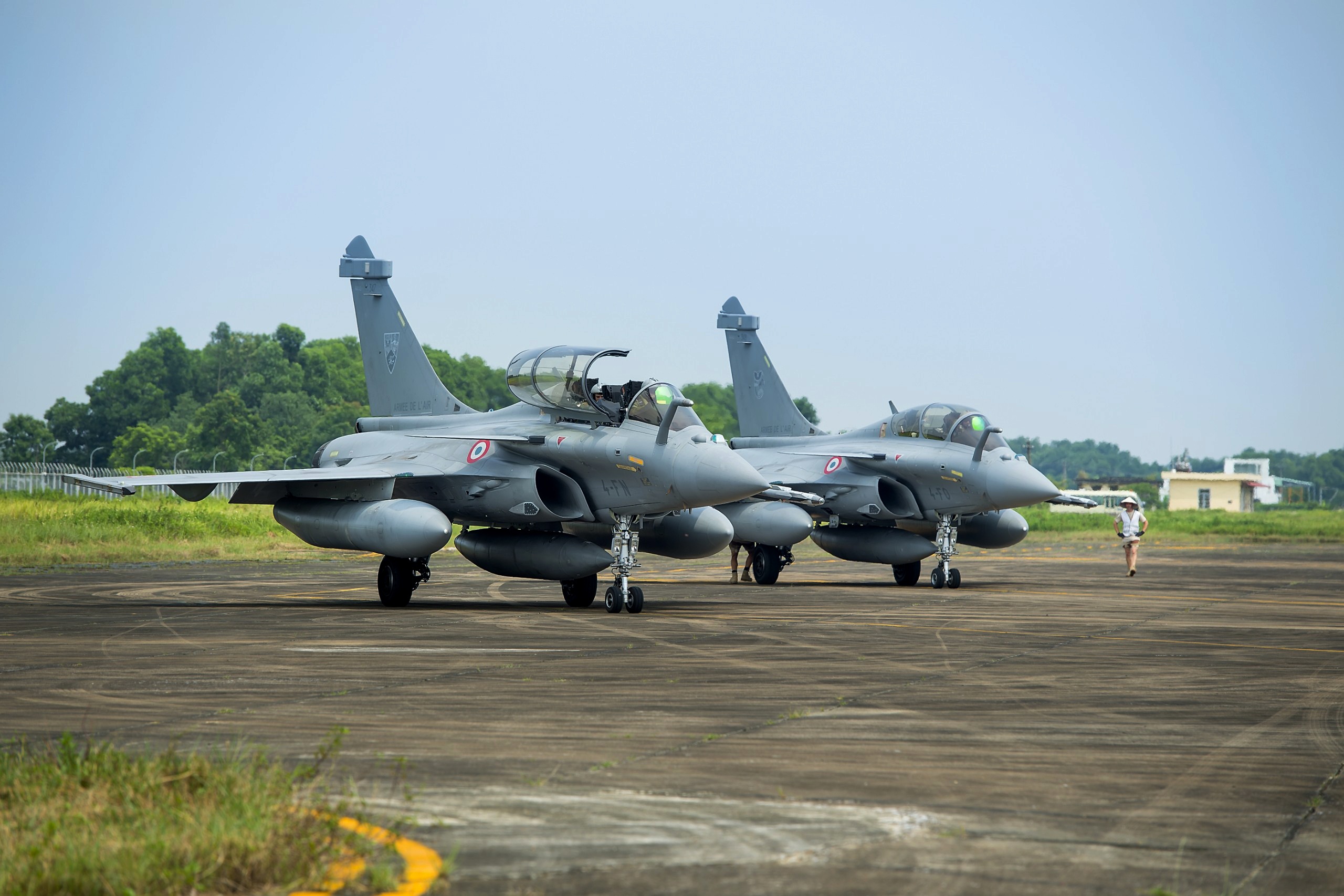 may bay quan su Phap den Ha Noi anh 5