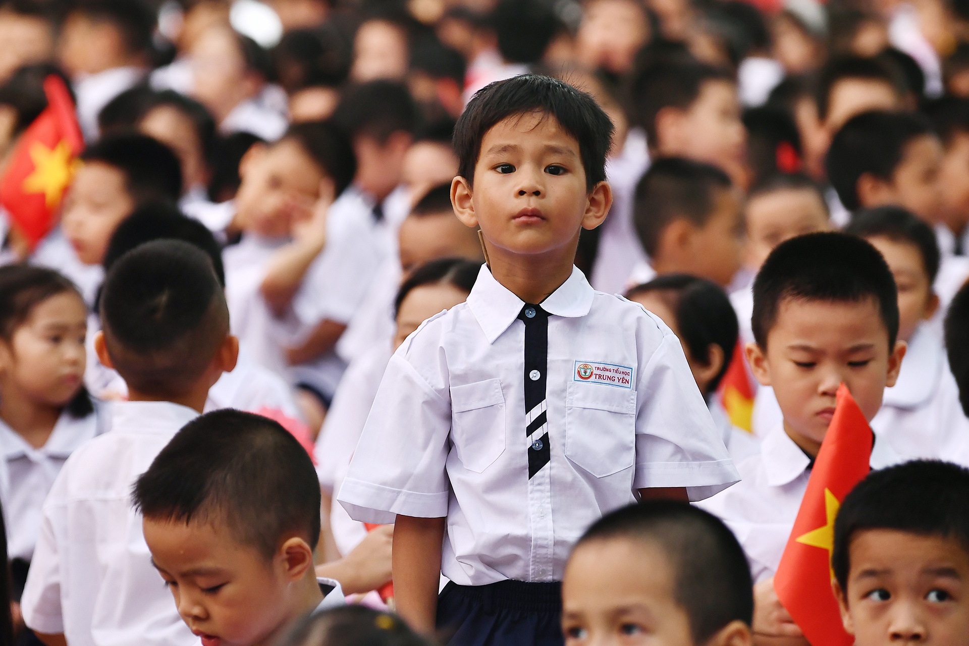 Khoanh khac hon nhien cua hoc tro nhi ngay khai truong hinh anh