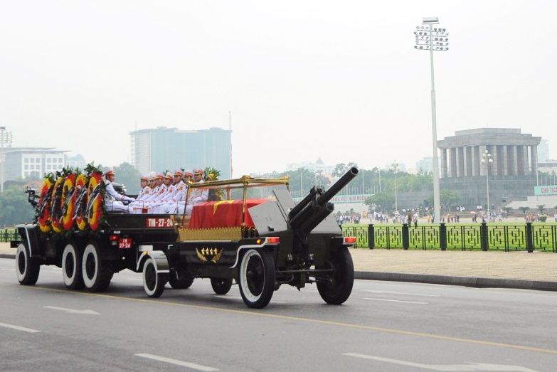 Doan xe dua linh cuu Chu tich nuoc Tran Dai Quang qua cac tuyen pho hinh anh