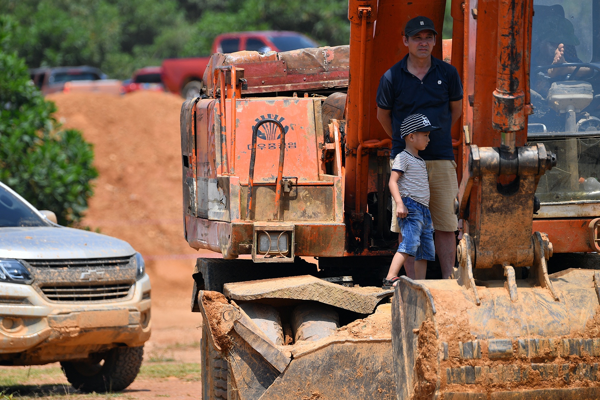 doi nang xem dua o to dia hinh anh 3