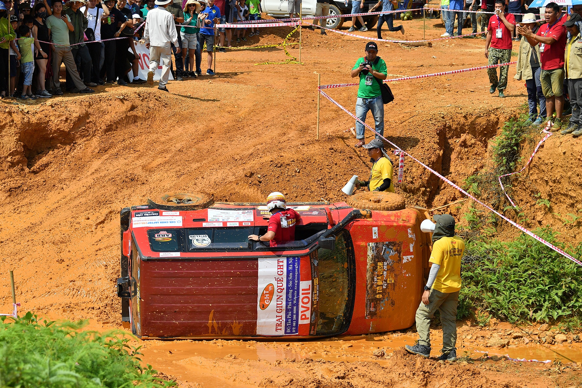 lat xe tai giai dua oto dia hinh anh 1