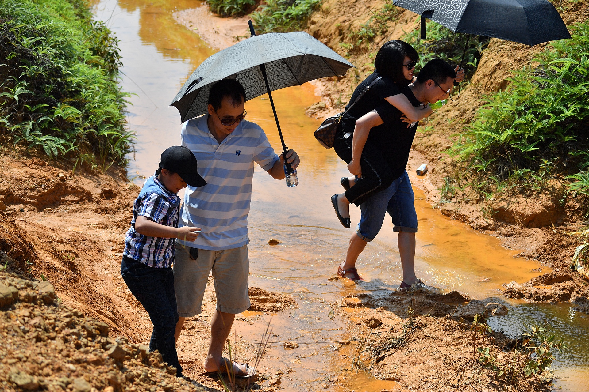 doi nang xem dua o to dia hinh anh 17